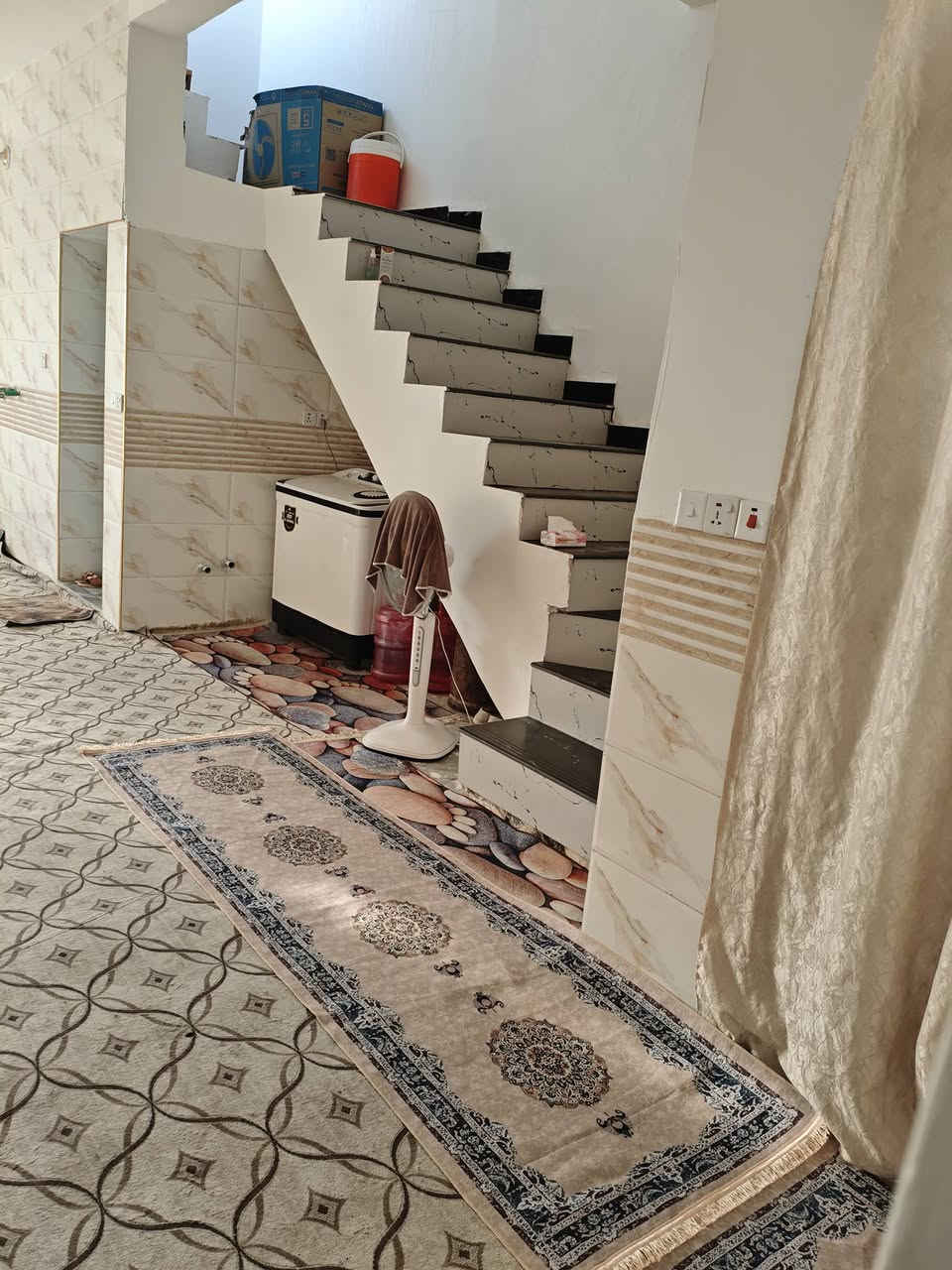 سلام عليكم بيع مستعجل بيت للبيع 100متر عرصات حجي هندي حولي الخصيمه خلف مولده نصير  واجهه 5في20 تبليط بالباب خدمات كامله مشمول بتطويب معامله كامله يم البلدية يحتوي على غرفه وصاله ومطبخ حار بارد واستقبال وصحيات بناء حديث طابوك سكف عكاده الارضيه كونكريت سطح شتايكر موشراي لاتعلق اعبر المنشور بيع مستعجل سعره 32وياه كيزر وماطور وتانكي ***********
