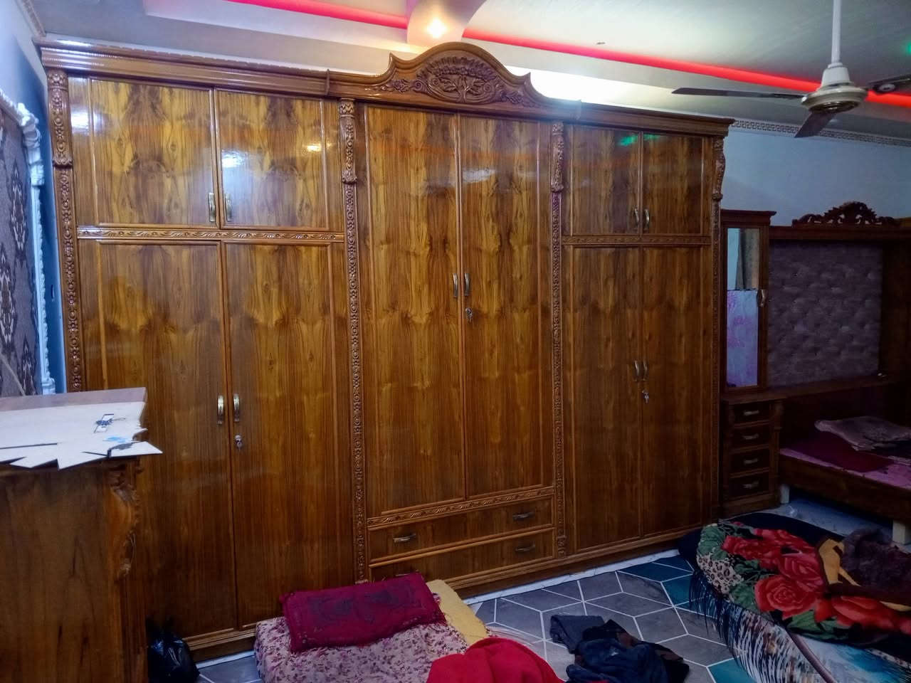 غرفه اخشاب تسكان للبيع استعمال قليل للاستفسار ***********
