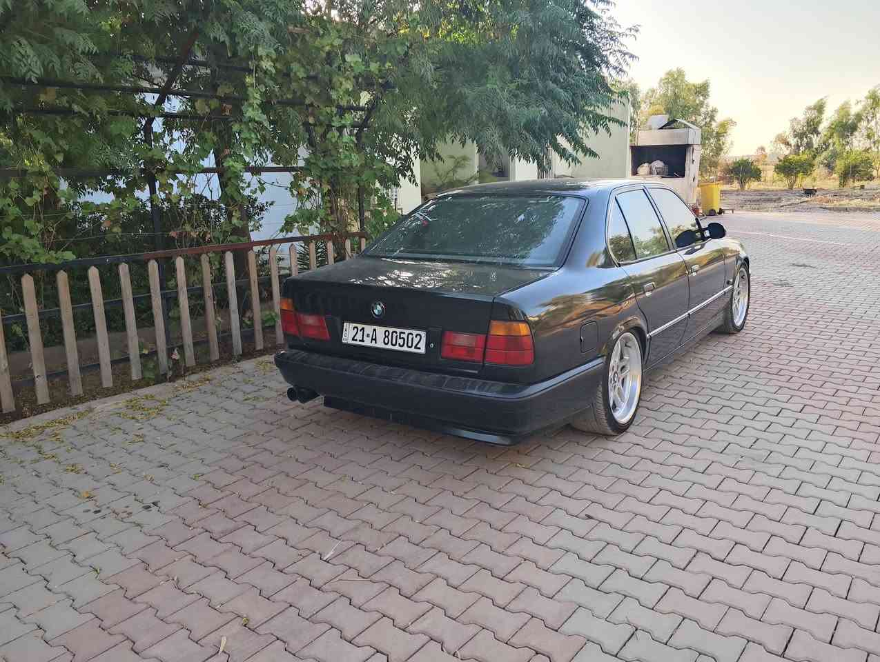 سلام عليكم
بي ام للبيع 
موديل 93
حجم مكينه 525اصل 
كير أوتوماتيك بلادي بليته موجود 
تبريد شرط 
سقف اسلايت 
سنويه بسمي جديد هزه جديد كامله 
غرفه جلد بلادي كلش نضيف 
بردات بلادي
 ويل M18توسايز
دعاميه امامي خلفي Mبلاد وليس كفر
دوسات M
مريات M
سيارة احلى من صوره 
سقف وتكمه وشواصي كلهن شرط سيارة صبغ عام فقط 
مكان سياره كركوك 
***********وتساب
***********اتصل
