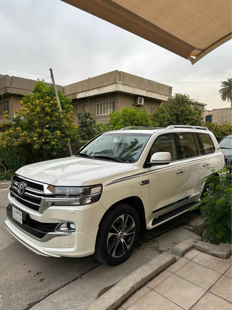 سلام عليكم 
لاندكروز GXR 2020 (ساز اصلي) 
السياره كفاله من الصبغ والتبديل 
ماشيه 50k
مغلفة ppf بلكامل 
  
رقم بغداد  تحويل مباشر ب اسمي السيارة

فول مواصفات

سلايد روف وبصمة 
كراسي كهرباء 
كشنات جلد 
شاشات كبيرة بلاد 
حساس خلفي وامامي 
جنطة كهرباء 
تحكم ستيرن جهتين
مري شفط 
 تشغيل عن بعد 
اشاير ترحيب
حساسات امامي وخلفي 
شاحن لاسلكي( واير ليس ) 
  8 ايرباك 
دبل ماوس 
كامرة خلفية 
نظام ABS 
ثلاجة 
لايت زنون كشافات
ويل كب كروم حجم 20
حجم المحرك: 6 سلندر
بصمات عدد 2
زراك لايت
عده وغراض الشركه وبصمات على وضع الشركه

مكاني السياره بغداد الحارثية
السعر 540
*********** 

 781 804 6715 بغداد, العراق
