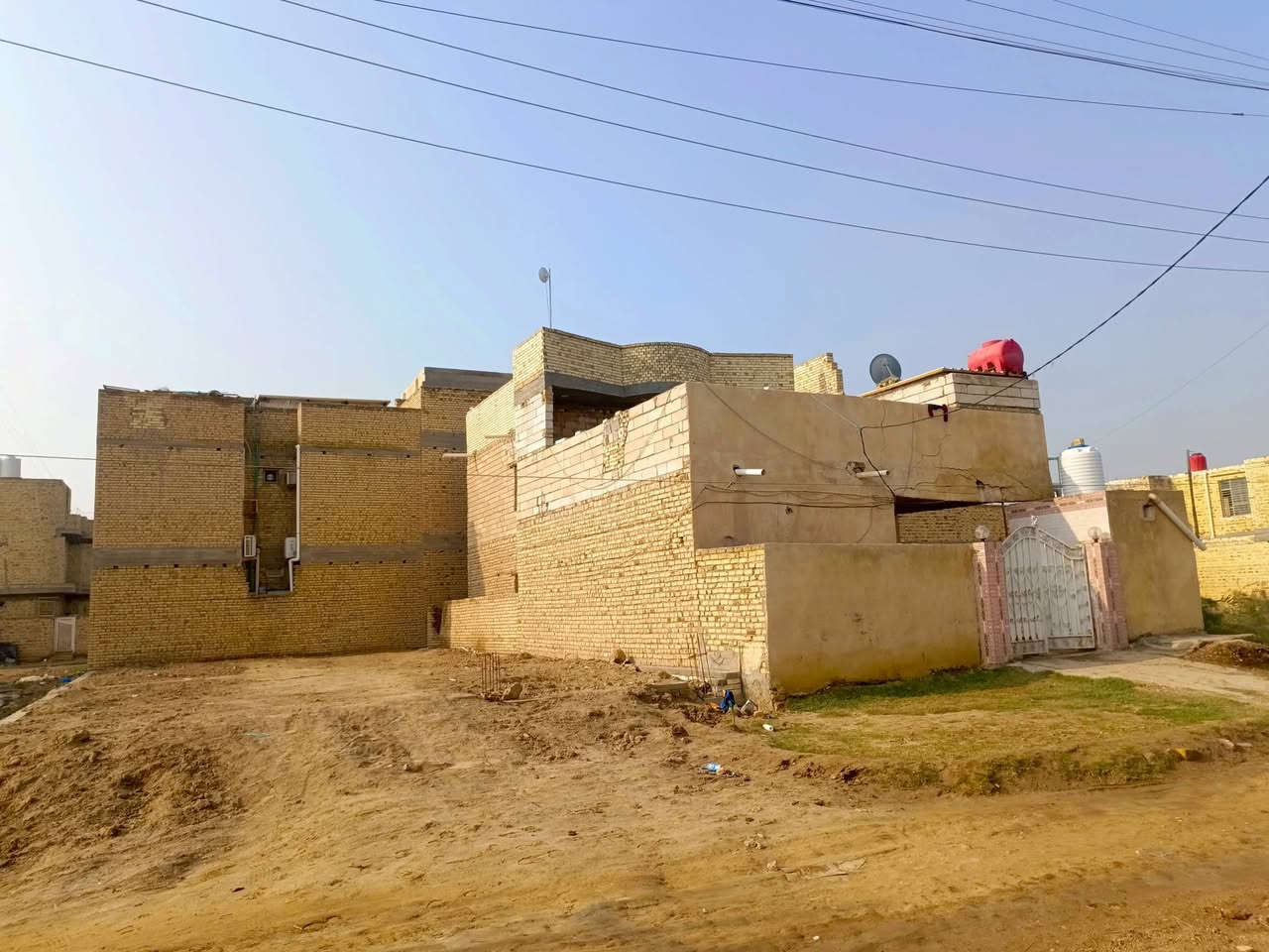 السلام عليكم 
بيت للبيع طابقين في منطقة السيدية مقابل الشقق السكنية المساحة 200م
رقم العقار 450/ 42 طابو صرف 
ثاني بيت عن الشارع العام
منطقة متكاملة من ناحية البناء 
الطابق الأرضي 
غرف نوم عدد/ 3
مطبخ/1
ديوانية/ مساحتها 11×4
صحيات داخلية وخارجية 
الطابق الثاني 
غرف نوم عدد 2
صالة 8×4
صحيات 
البناء/
الطابق الأرضي/ طابوك 
الطابق الثاني/ فرمستون 
السقف شيلمان/ أوكراني 
الأساس البتلو (كونكريت)
سنة البناء 2014
السعر 85
رقم صاحب البيت 
***********
