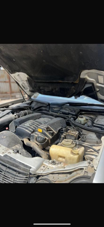 السلام عليكم مرسيدس ام عيون مسجلة 1996 
هي 1998 
سيارة بلادية ومظيفة لون سلفر باسمي سنوية لحد ٢٠٣٠ 
تحويل مباشر بدون اي نقص محرك v بحالة ممتازة 
للبيع سعرها 100 بيها جال قليل 
للجادين بالشراء الاتصال على الرقم 
***********
