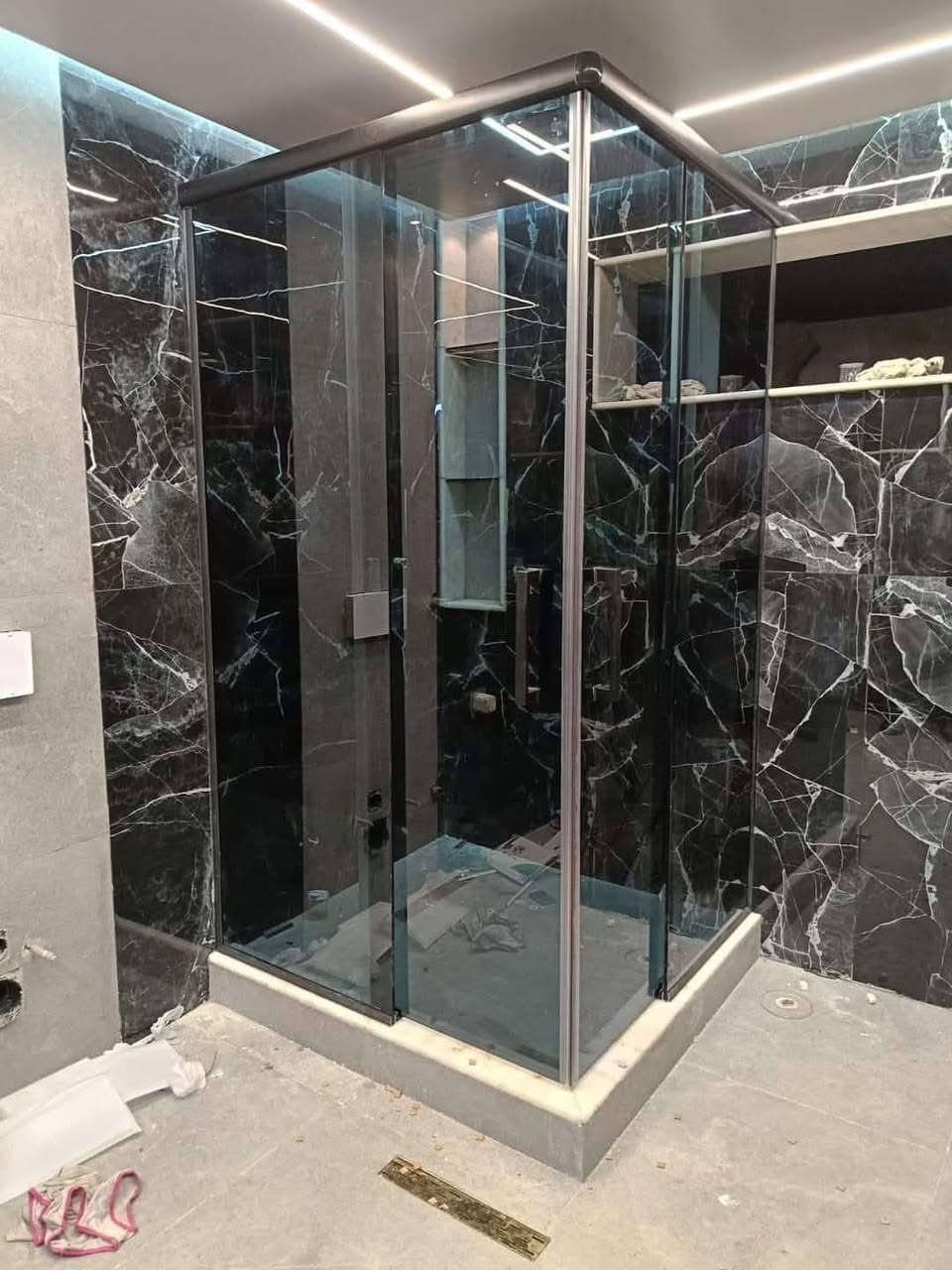 تقدم شركة شاور بلس
لقطوعات لحمام زجاجيه كافة انواع الشاورات بكافة الاحجام والوان والقياسات المطلوبه والرسوم والنقوش حسب الطلب 
ماركة تركيه مع ضمان سنتين بعد تركيب وبأسعار تنافسيه 
جانب من اعمالنا بسيطه في بغداد والمحافظات 
للتواصل .... ع رقم واتساب 
***********
