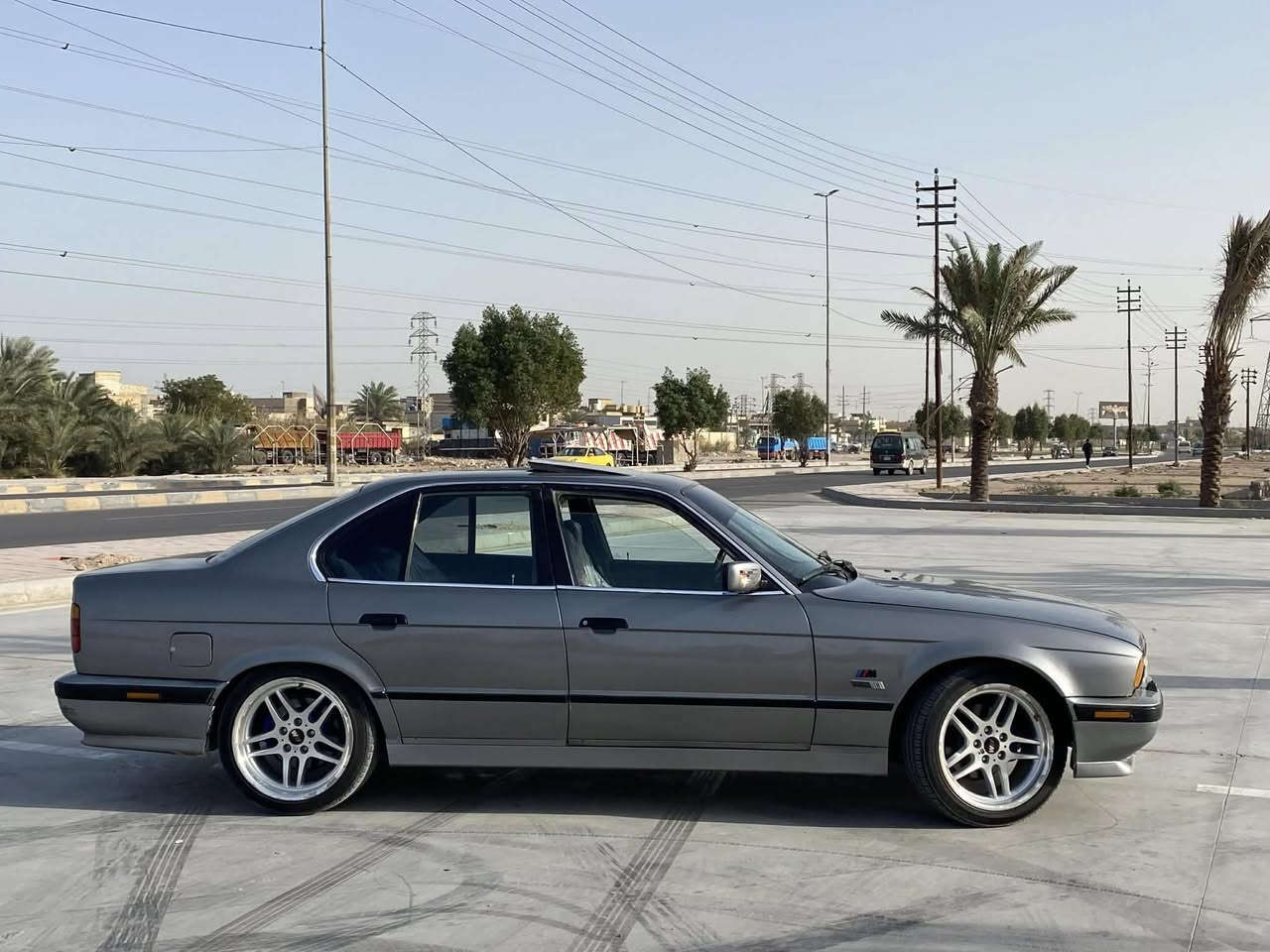 سلام عليكم 
بي ام موديل 1990
محرك مسكر عدله كير عادي 
رقم شمالي سنويه لل30 
تبريد شغال عليه اكزوز رياضي 
كت ام بلكامل ويل ام18توسايز الاصلي
مصبوغه عام جماليه بدون ضربه

مكاني النجف كوفه ***********
