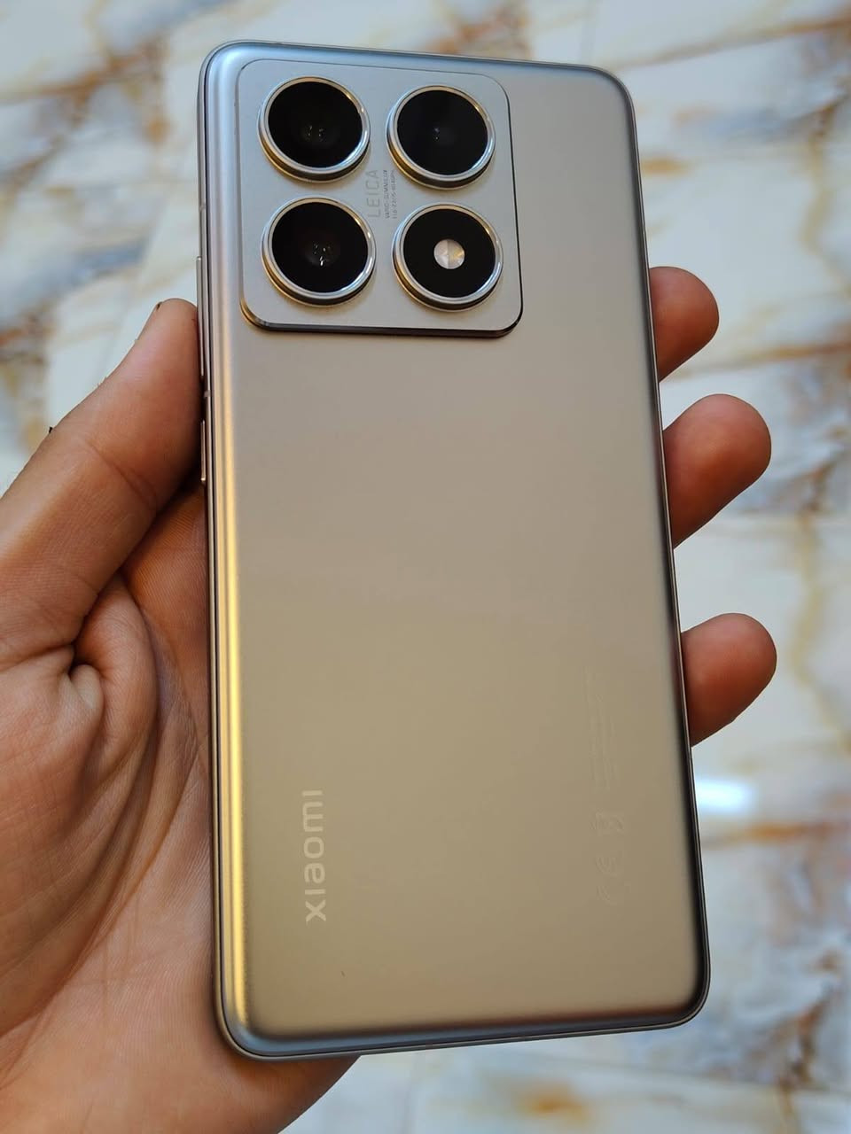 شاومي 14Tبرو للبيع 
المعالج: MediaTek Dimensity 9300+ (بتقنية 4 نانومتر) لأداء فائق.
الشاشة: 6.67 بوصة AMOLED، بمعدل تحديث 144 هرتز، ودعم HDR10+.
الكاميرات الخلفية: ثلاثية (50MP رئيسية + 50MP تقريب + 12MP واسعة) بالتعاون مع Leica.
الكاميرا الأمامية: 32 ميجابكسل.
الذاكرة والتخزين: 12 جيجابايت RAM مع 512 جيجابايت تخزين داخلي (UFS 4.0).
البطارية: 5000 مللي أمبير مع شحن فائق 120 واط.
نظام التشغيل: HyperOS (يعتمد على أندرويد 14).
مقاومة الماء: بمعيار IP68.
الميزات الإضافية: مستشعر بصمة مدمج بالشاشة، سماعات ستيريو، دعم 5G. 
السعر 600 وبي مجال 
مكاني الفلوجه 
***********
***********
