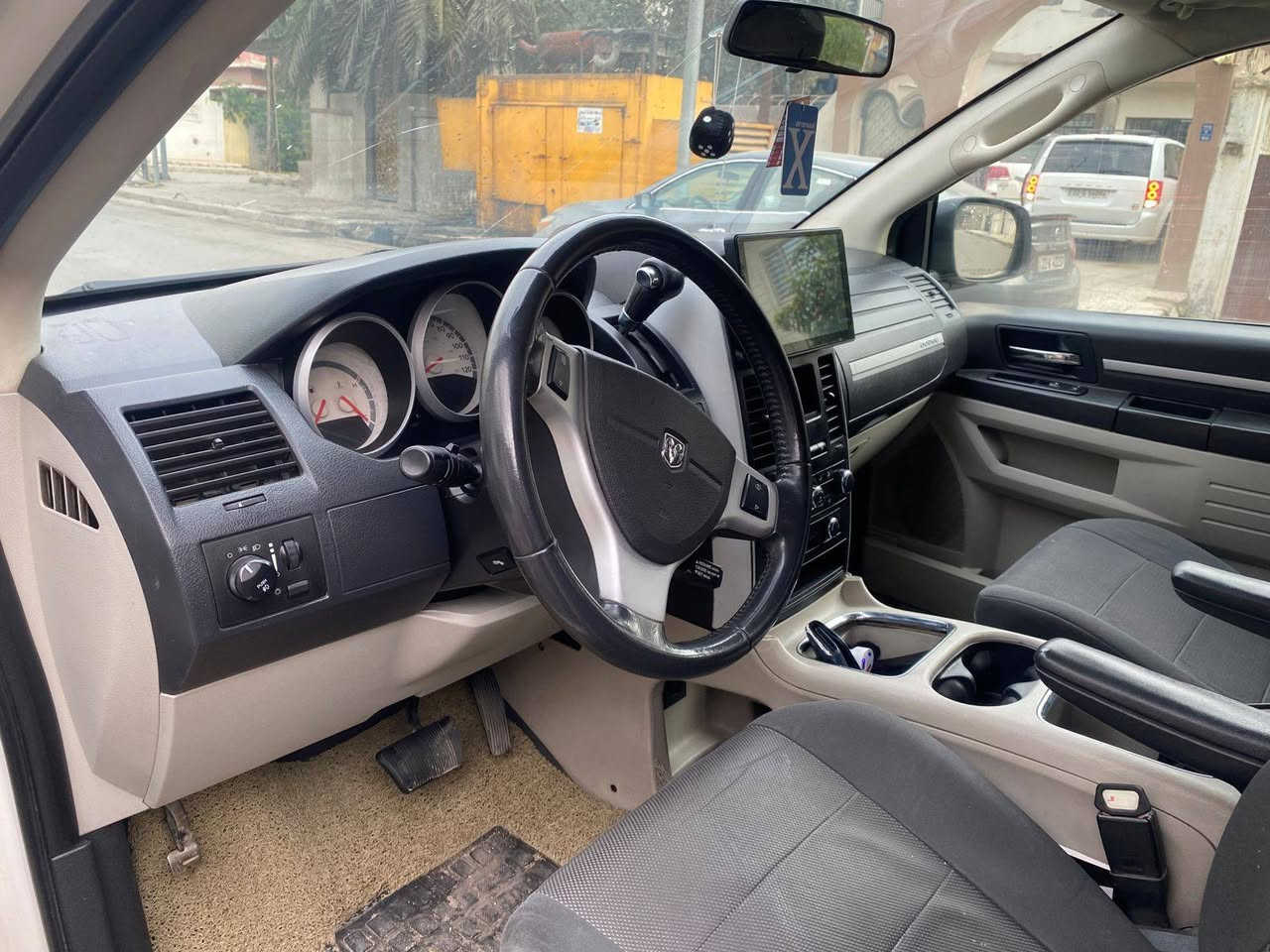 السلام عليكم للبيع دوج كرفان دوج 2008 ابيض
بدون ضرر بدون صبغ 
ابواب كهربائيّ 
3 قطع تبريد 
6 جام كهربائيّ 
ويل 16 
كشنات سياحي منصل
سكريتر كهربائيّ 
كشن كهربائيّ 
محرك كير كفاله
السعر 124
بيها مكانات بارد  فقط  بدون ضرر ولا صبغ ولا ايرباك 
رقم نينوى انكليزي 
الاتصال ع الرقم صاحب السياره 
***********
