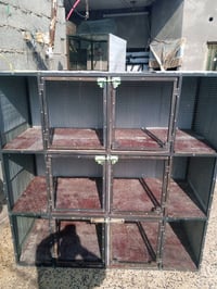 عندي قفص شبكي كبير بأربع طوابق، مثالي لتربية الطيور أو الحيوانات الصغي...