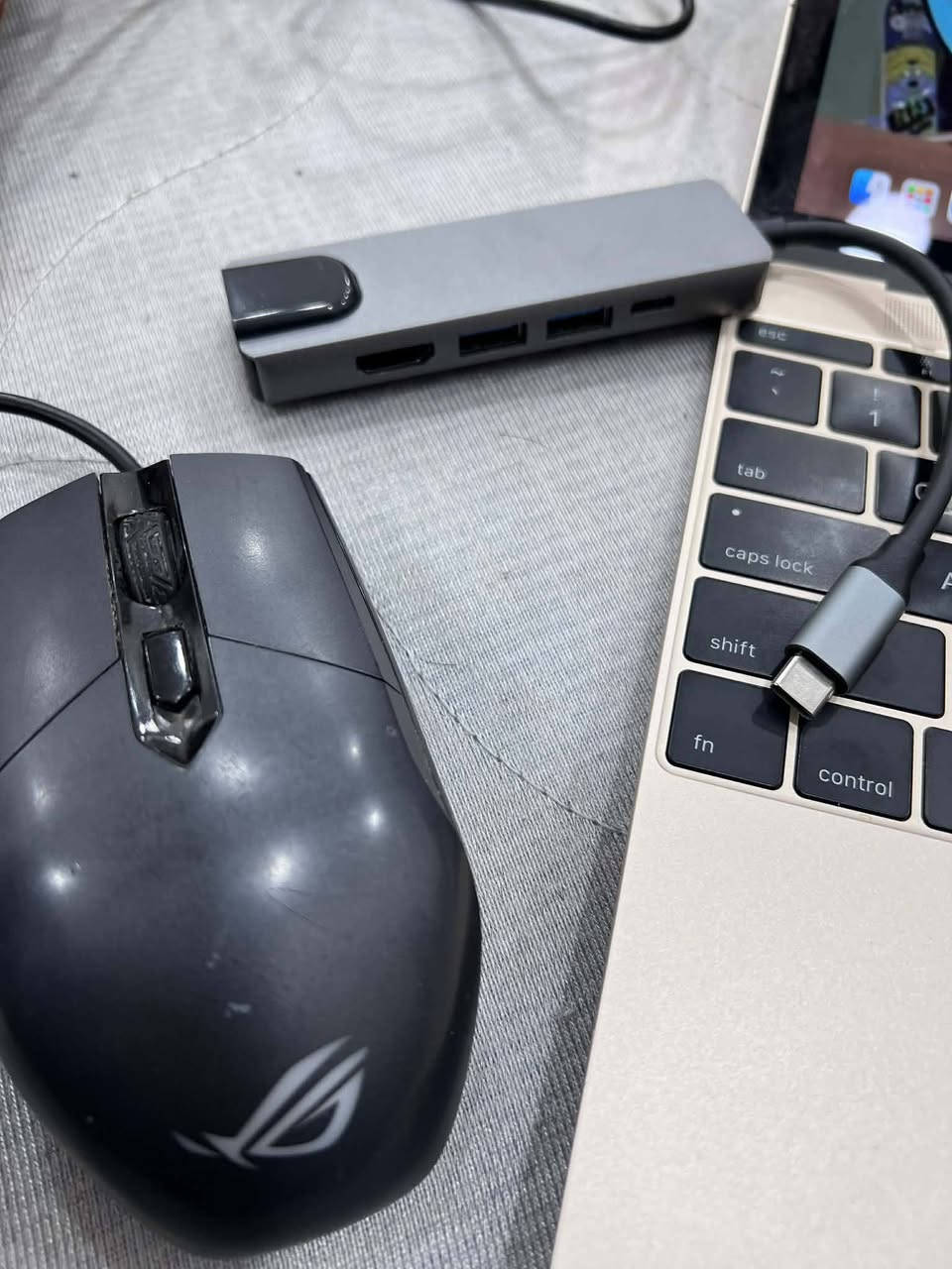 سلام عليكم ماك بوك 2016 مواصفات كدامكم حجم 12 جهاز نحيف كلش ووزنه خفيف ويا شاحنته وتوصاله وفلاش الماوس ضايع مكاني نجف شراي يراسلني أو يتصل متواجد واتساب ماسنجر ***********
