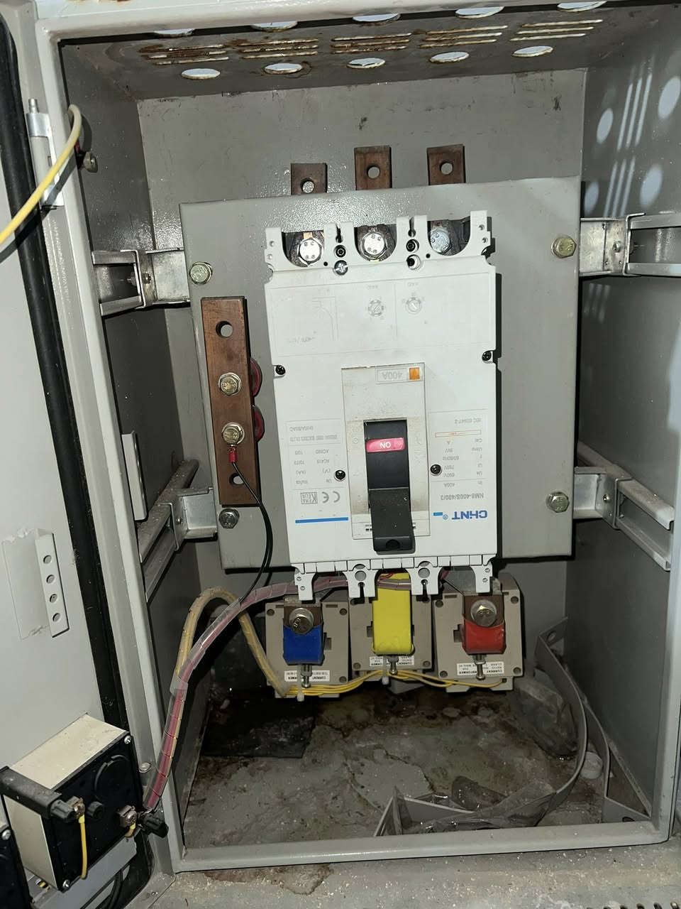 السلام عليكم قاطع دورة غير مستخدم للبيع سعة 400kv
عدد 2 سعر الواحد 175 الف الرقم ***********
