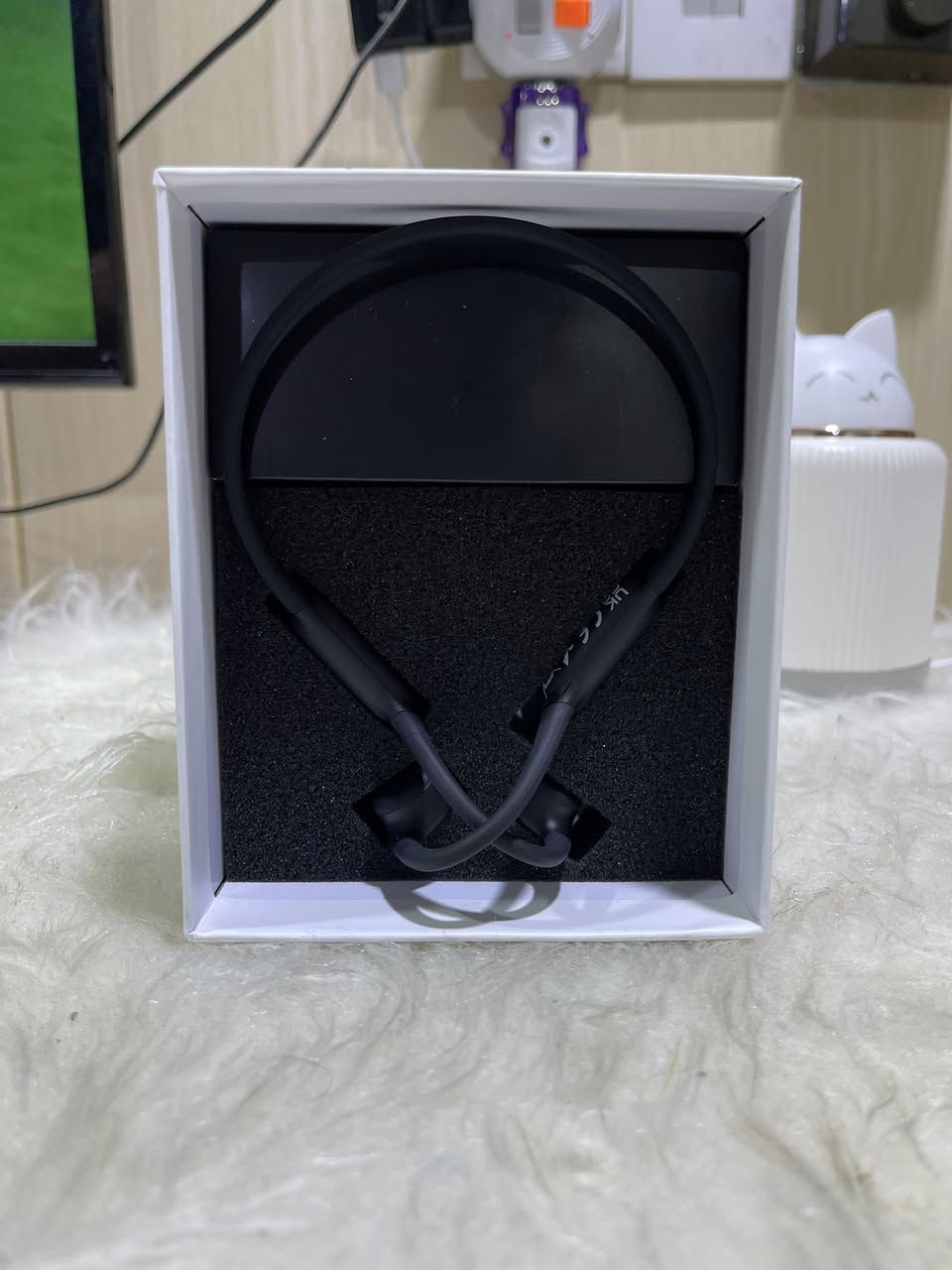 سماعة أمازون أصلية خاصة لراكبي الدراجات
تقنية التوصيل العظمي (Bone Conduction): لا تدخل هذه السماعة داخل أذنك ولا تغطيها، بل تنقل الصوت عبر اهتزازات عظام الجمجمة مباشرة إلى الأذن الداخلية. هذا يحمي طبلة الأذن من الضغط المباشر.

 تصميم الأذن المفتوحة (Open Ear): تتيح لك سماع الأصوات المحيطة بك بوضوح أثناء الاستماع للموسيقى، وهو أمر ممتاز للأمان والوعي بالبيئة المحيطة أثناء الجري، ركوب الدراجات، أو التواجد في المسبح.

 مقاومة عالية للماء (Designed for Swimming): بما أنها مخصصة للسباحة، فهي تأتي بمعيار مقاومة ماء صارم (غالباً IPX8)، مما يسمح بغمرها بالكامل تحت الماء لفترات طويلة دون أن تتلف

**بيها ذاكرة داخلية** تگدر تنزل بيها قصائد أو أغاني وتسمع بدون موبايل 

((السعر ٢٥ الف نهائي))
***********
