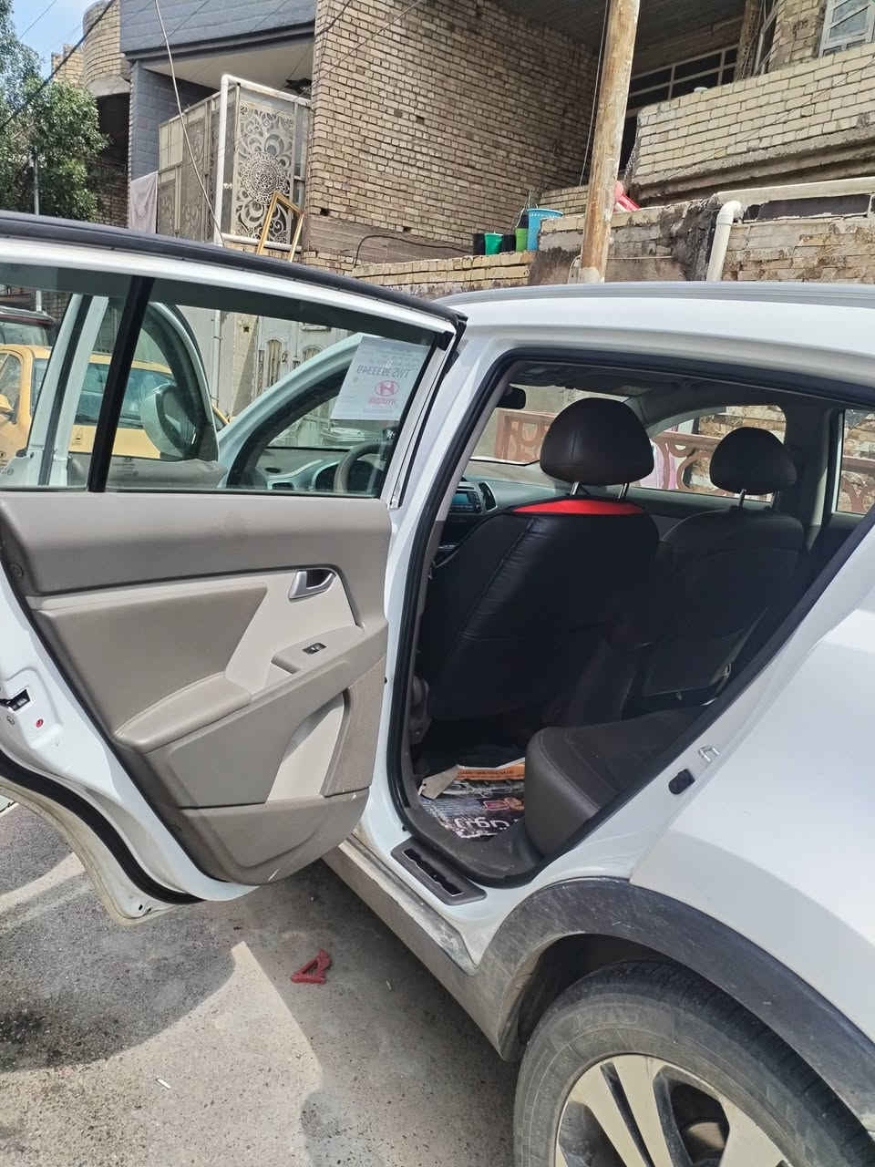 كيا سبورتج مديل 2014 نضيفه جدآ بلاديه تخم تاير نضيف دواخل نضيفه مابيها اي حادث مكفوله فقط طخه بسيطه باب الصندوق والباقي كله بلاديه مكينه وكير مفولات كيس الحبير للبيع ب 143 مكاني بغداد حي اؤر ***********
عقيل البطبوطي
