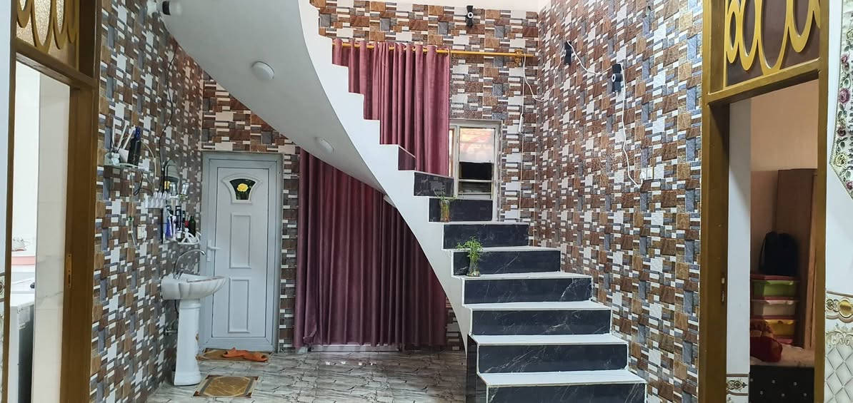 اسلام عليكم بيت البيع في معاره قرب محمد كامل مساحة البيت 217 البيت يبعد عند الشارع العام 40 متر مكون من غرفتين وحده سوت ومطبخ  وصاله وستقبال وصحيات دخليه وخارجيه سطح شتاكر صب كونكريت طابوق الستفسار مراسله علئ رقم 📱 اوتصال ***********
