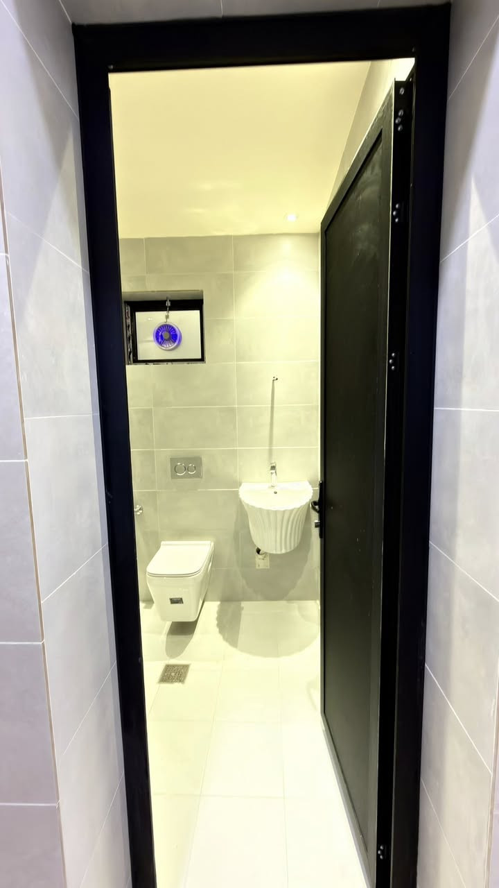 مشتمل للبيع المساحة 100 متر حي الجهاد المسألة والعدالة بناء حديث بناء سنة 2025  غير مسكون يحتوي على 3 نوم صحيات عدد اثنين صالة مطبخ المشتمل قريب على شارع العام شارع المؤدي إلى جسر العامرية منطقة المسألة منطقة جدا راقية الاستفسار ***********
