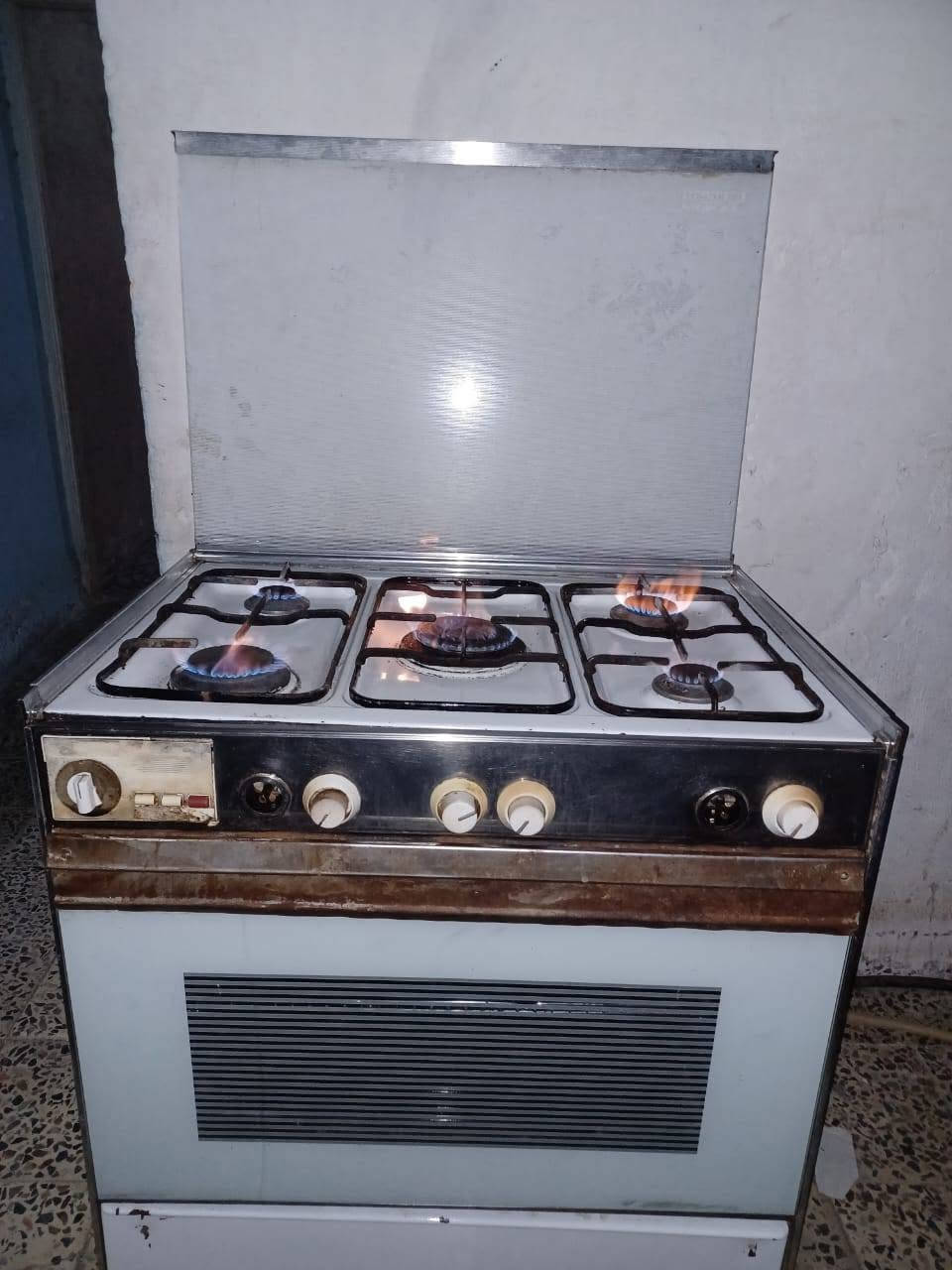 طباخ عشتار شغال كما موضح بالفيديو ونظيف نارة حلوة فرن شغال فوك و جوة السعر ٧٥وبي مجال  مكان نجف كوفة الاتصال على الرقم ***********
