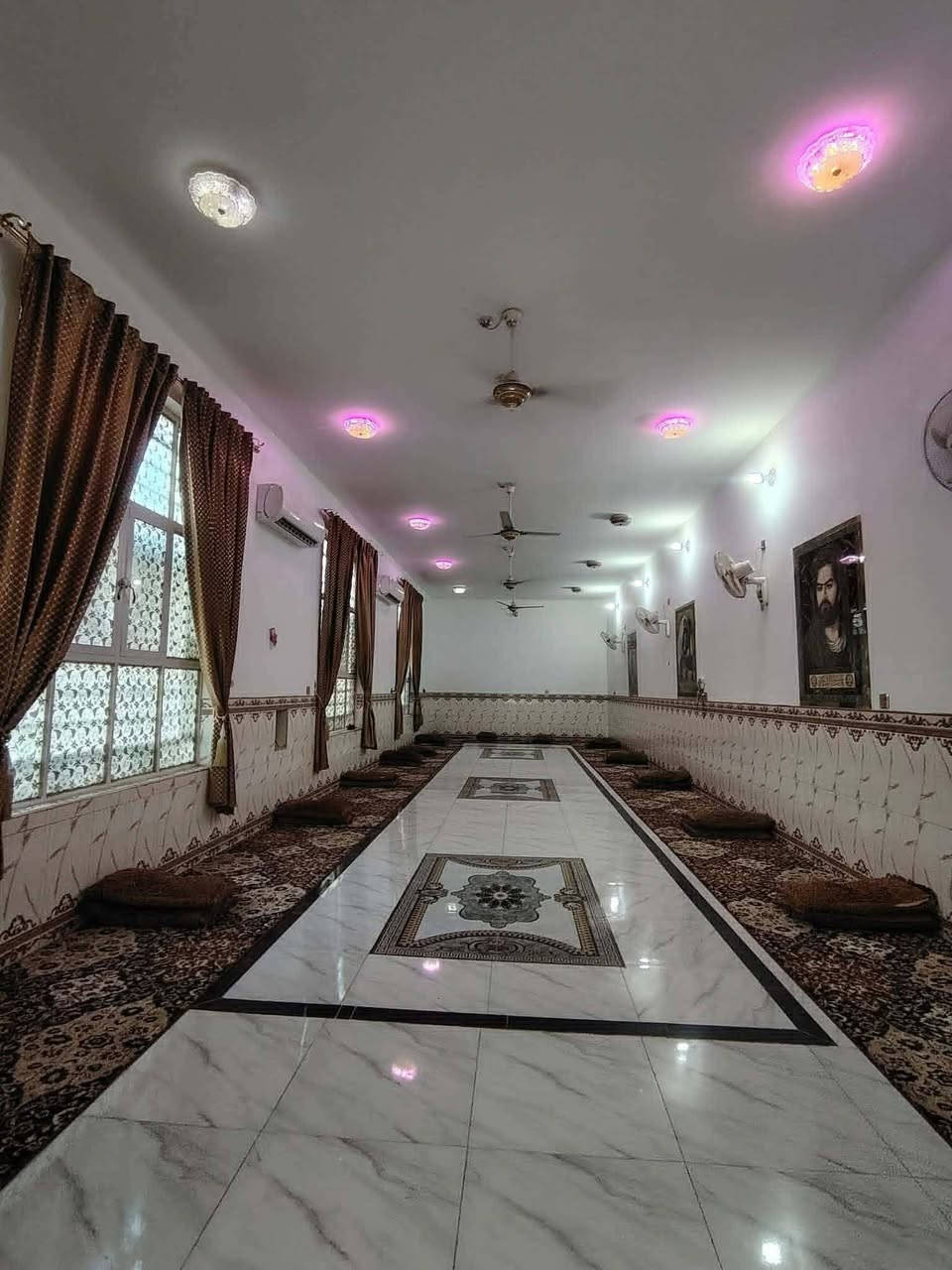 سلام عليكم دار للبيع 600متر🏕️يعلن مكتب النور عمود 262 مقابل قريت الغدير
*********** وتساب ✅ مشمول بقرار التطويب 
 🏡لبناء 400متر حديقه 200متر طابق ونص 🏢)) 
         🧱شغل مال جناي درجه ولى 🏗️
موقع /نجف 🏡الأشرف مقابل قريه الغدير 

غرف عدد5 /صاله حرف T /مطبخ / ستقبال/ صحيات/داخل البيت وخارج لبيت 
بناء مرتب/ اساس + سقف صب كونكريت + طابوك🧱
لستفسار ***********نتصل 
ألخدمات 🏡 #بعد_عن_سوق_100م
ماء/كهرباء/مدارس/سوق/ كل الخدمات متوفره
