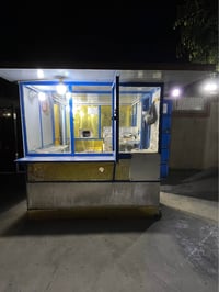 كشك ارتفاعه مترين وعرض مترين وعمق مترين ونص وياه بريمز مال تكلاه فلافل...