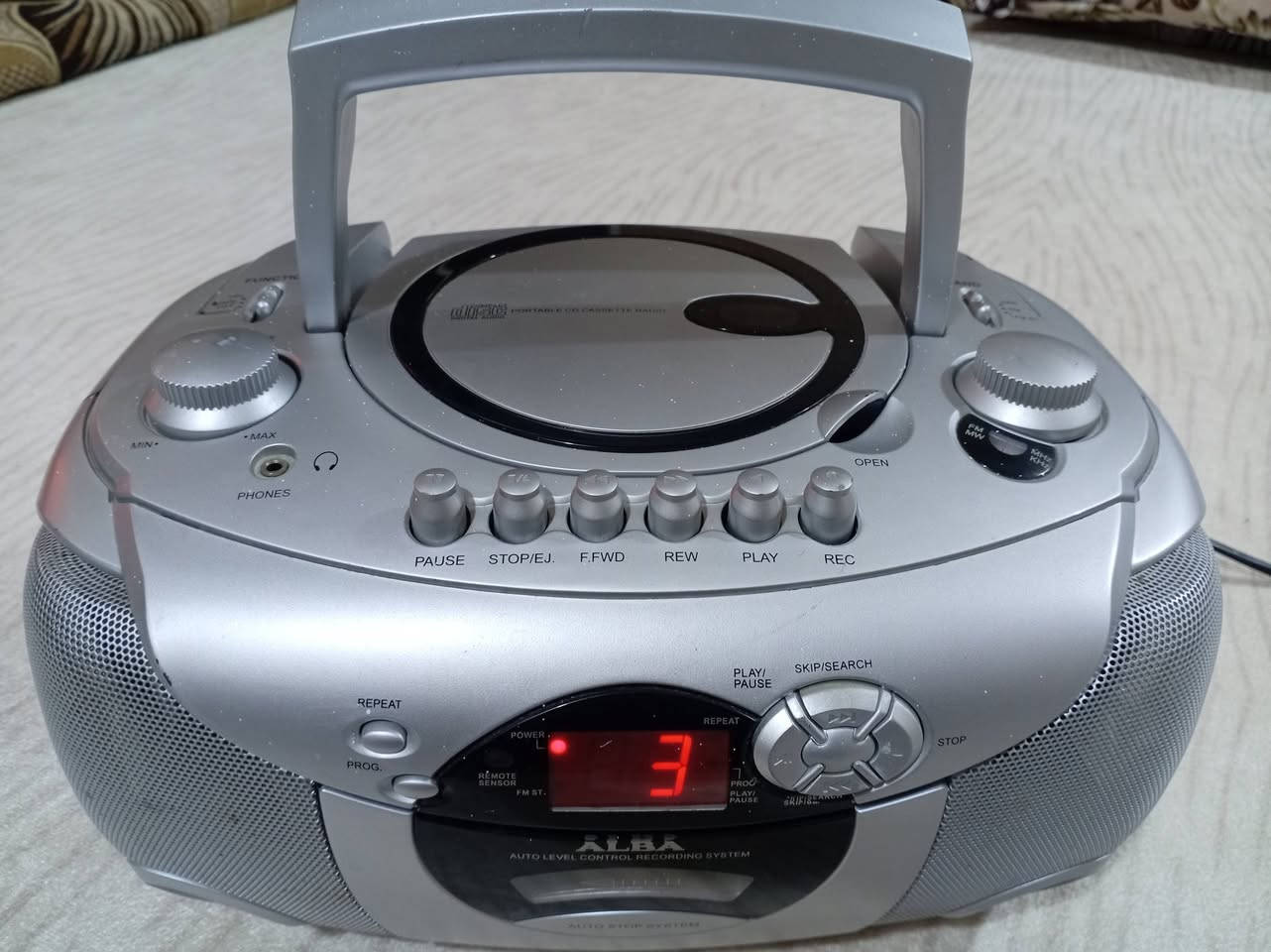 راديو ومسجل وسيدي نوع آلبا أوربي شغال وعلى بلاده بدون أي نقص أو خلل أو تصليح نهائياً

السعر 30 ألف
يوجد توصيل


**إذا كنت صاحب هذا الإعلان وتريد حذفه لأي سبب، رجاءا أرسل رسالة إلى الدعم الفني**