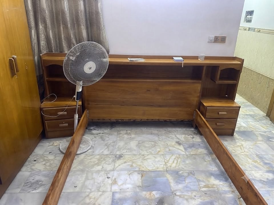 مستعجلين على البيع مكاني البنوك 
السلام عليكم غرفة عراقية اصلية الله شاهد خشب عراقي تكمة بدون تعفن او كسور بالجام 
تتكون من كنتور وملحق ٦ بوب عرضة تقريبا ٣ونص متر والطول ٣ متر 
وسرير بدون صومية وميز تواليت وملحق لتعليق الملابس وجزامة 
للتواصل ومعرفة السعر 
 ***********
