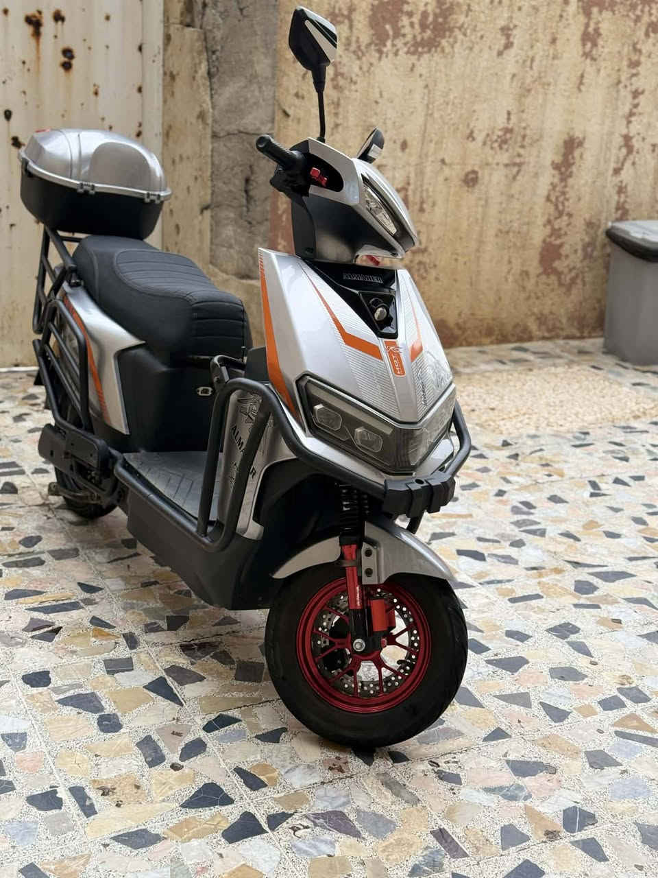 السلام عليكم مكلف بالنشر 
مطور سكنس الماهر  موصفاته خير من الله حجم كبير   مدرع كامل 6 بطاريات شرط شلعه ومعدل سرعه كله شغال لا شخط لا فطر مطور كدام العين ..السعر 525وبي مجال للتواصل ***********
