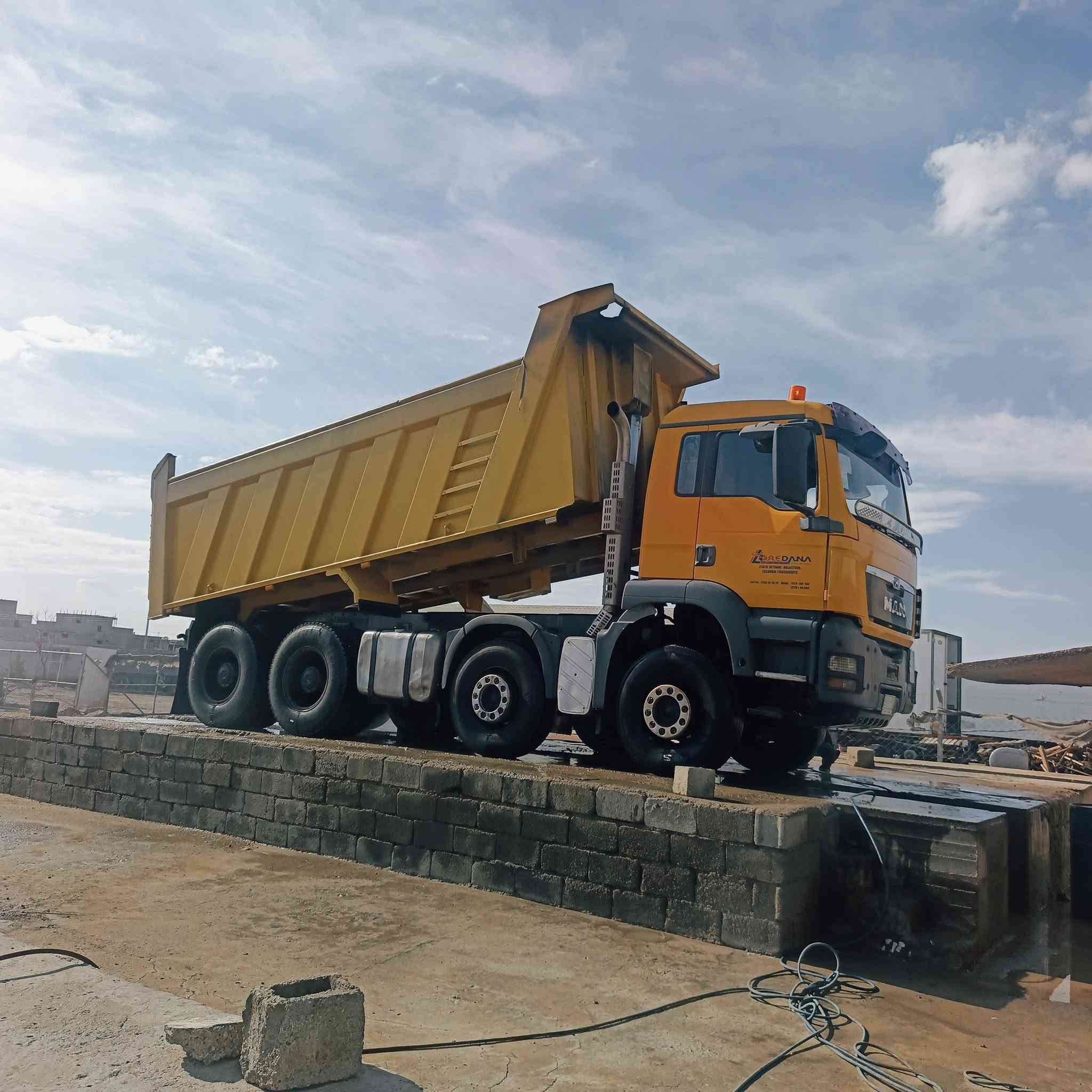 مان ٢٠٠٤ تيكه مكينه ٤١٠ نص جيئف بدي دك جديد شاصي مكفول سياره مكفوله كفاله عامه(‏‪***********‬‏)
