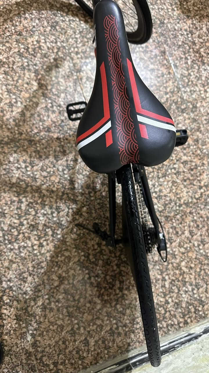 بايسكل C700 للبيع كامل مواصفات بعده اخو الجديد  المنيوم بلكامل وزنه 5 كغم مماشي هواي كله وكاله كامل خلي سعر يرضه الله واخذه مستعجل على بيعه ***********
