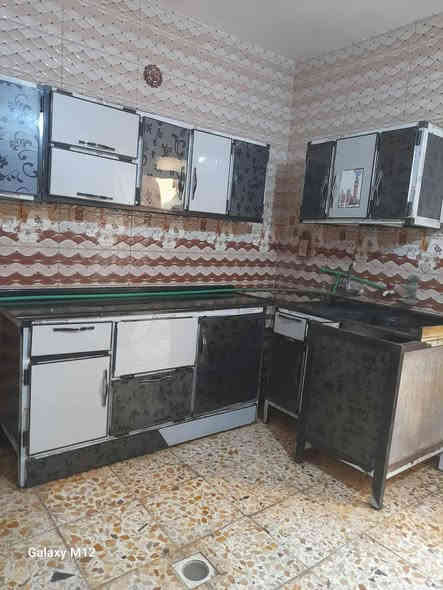 بيت للبيع  (80 متر 4*20  )حي ميسان قطاع 23 شارع الكهوه عرض الشارع 12 متر 
بناء عكاده الوجه سيراميك مغلف 
غرفه وصاله ومطبخ واستقبال وصحيات داخليه وخارجيه 
السعر 73 مليون وبي مجال قليل 
***********
