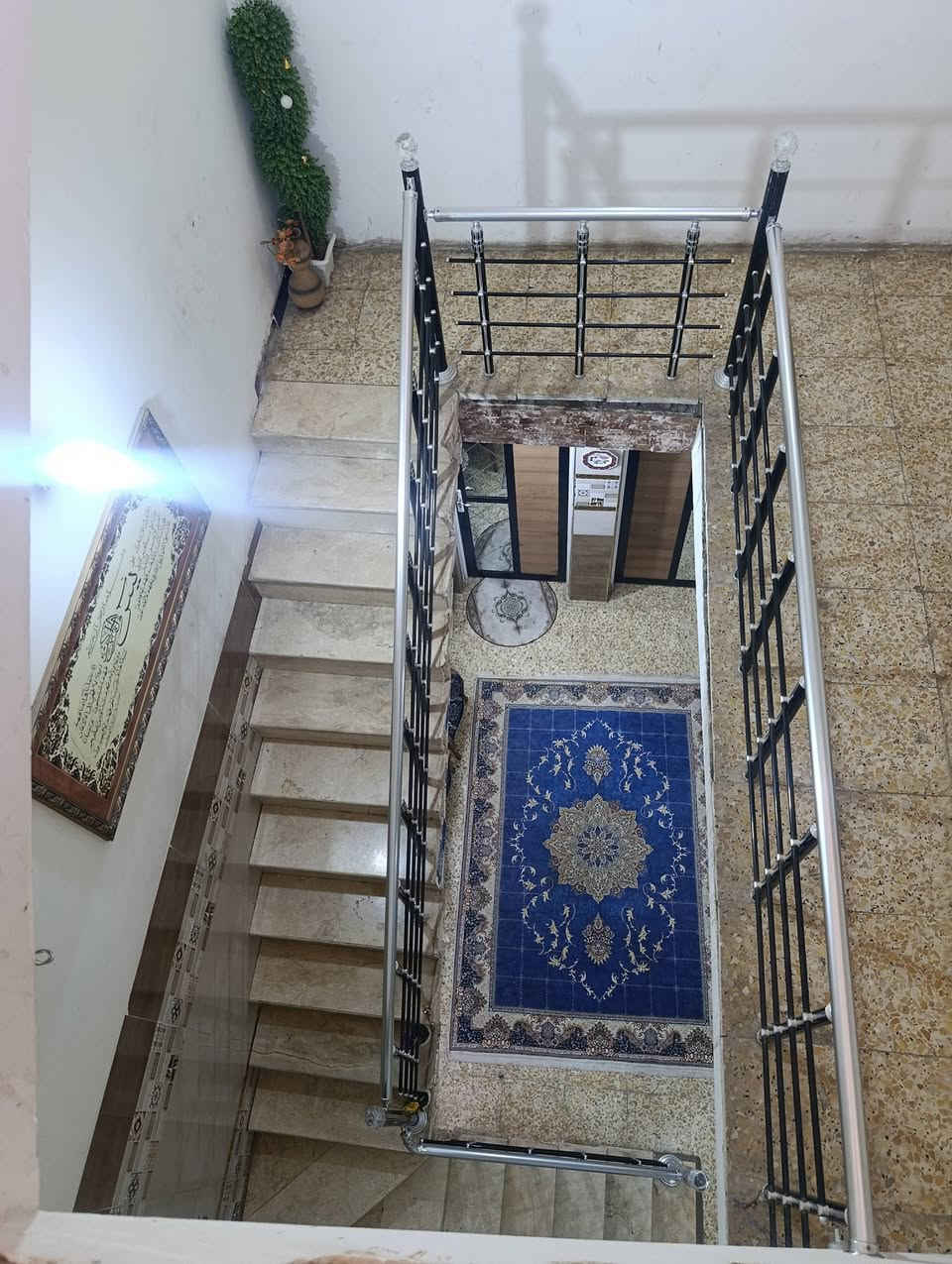 السلام عليكم 
بيت 100متره الواجه 5 النزال 20 مكون من استقبال + منور +مطبخ حار بارد +حمام + تواليت هذا الطابق الاول 
الطابق الثاني مكون من غرفتين الطول 5 العرض 5 سويت كامل داخل الحمام 
مع منور 
الطابق الثالث مكون من غرفه ومنور وحمام سويت 
السطح 
البيت مكون من ثلاثة طوابق 

المكان الحبيبيه قرب مستشفى الحبيبيه خلف منظمه بدر 
السعر خاص 
رقم الهاتف ***********
