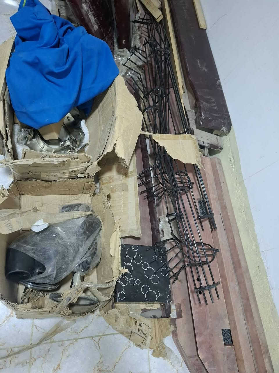 السلام عليكم ميز بليارد جديد بالكارتون لسه ما منصوب نقص كشنات جديد بالكارتون تواصل عل رقم فقط  مكاني حله ***********
***********

