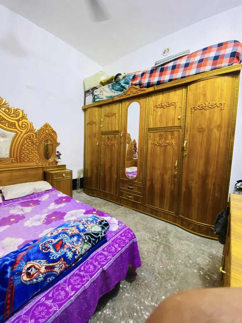 سلام عليكم غرفه نوم للبيع استخدام قليل بعدهي جديده سعرها 750وبيها مجال اتصال واني خادم فقط واتساب ***********مكان بغداد
