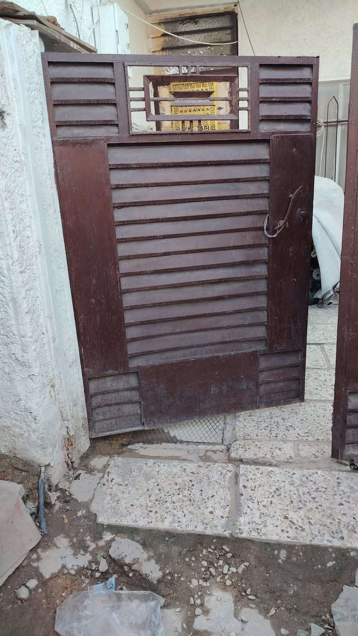 باب حديد للبيع مستعمل ***********
