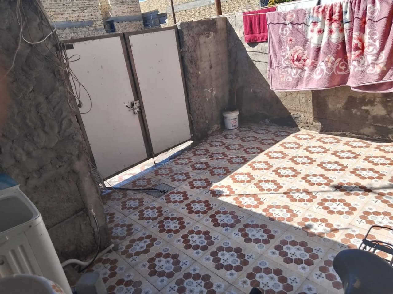 دار للبيع طابقين مساحه ١٠٠متر طابو زراعي سند ٢٥متوفر كافه الخدمات يحتوي على ثلاث غرف نوم البيت جاهز من الدخل العنوان حله تقاطع العلويه شريفه بنت الحسن عليه السلام للإستفسار ***********
