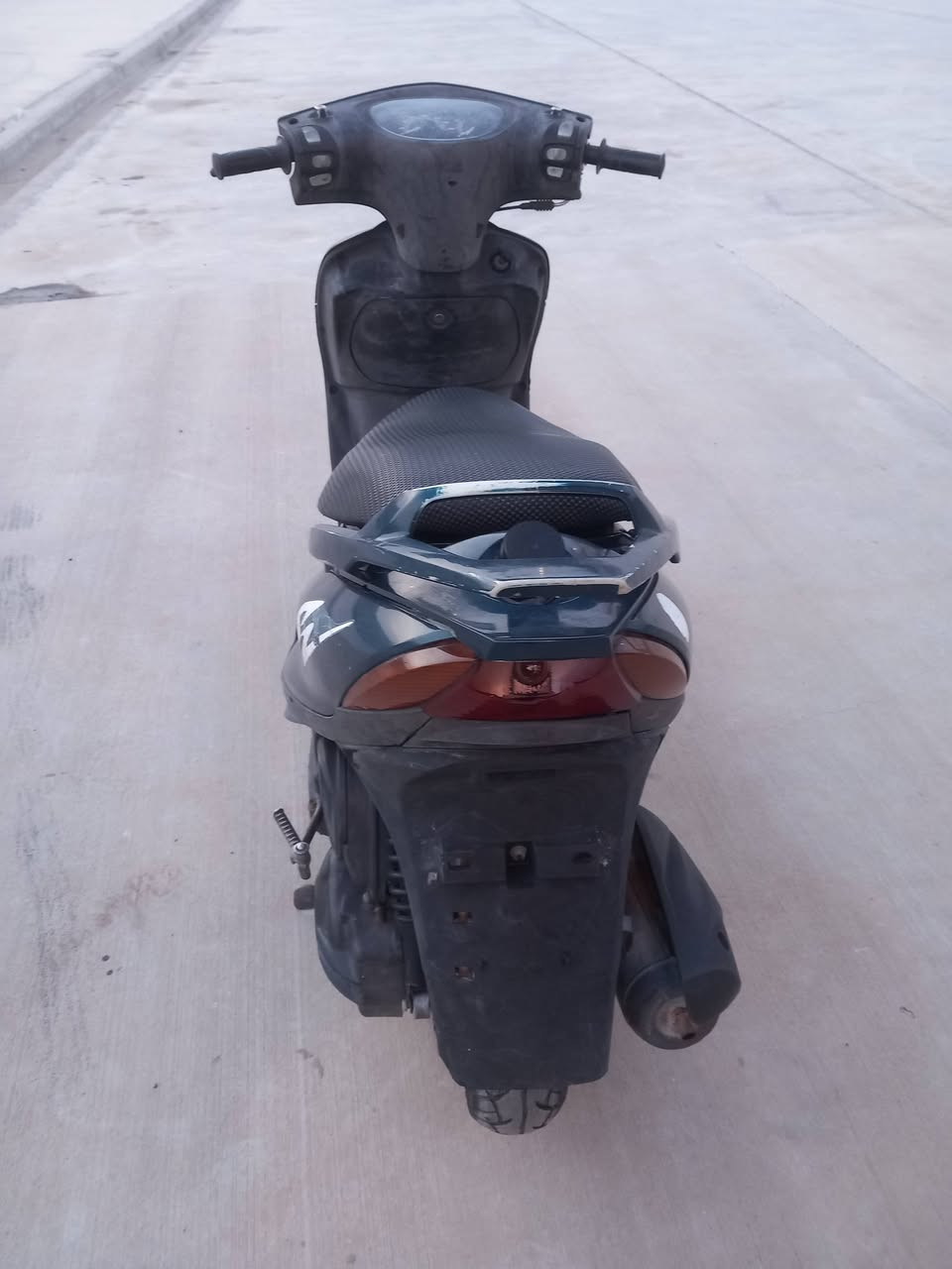 دراجة ماكس ١٤٠ كفرات اصلية كلها مرقمة كهربائيات كلها شغالة محرك بلادي فقط ولفات مبدلة اللون زيتوني مميز سعرها ٤٠٠ 
عنواني بغداد البلديات الضباط 
للاستفسار ***********
