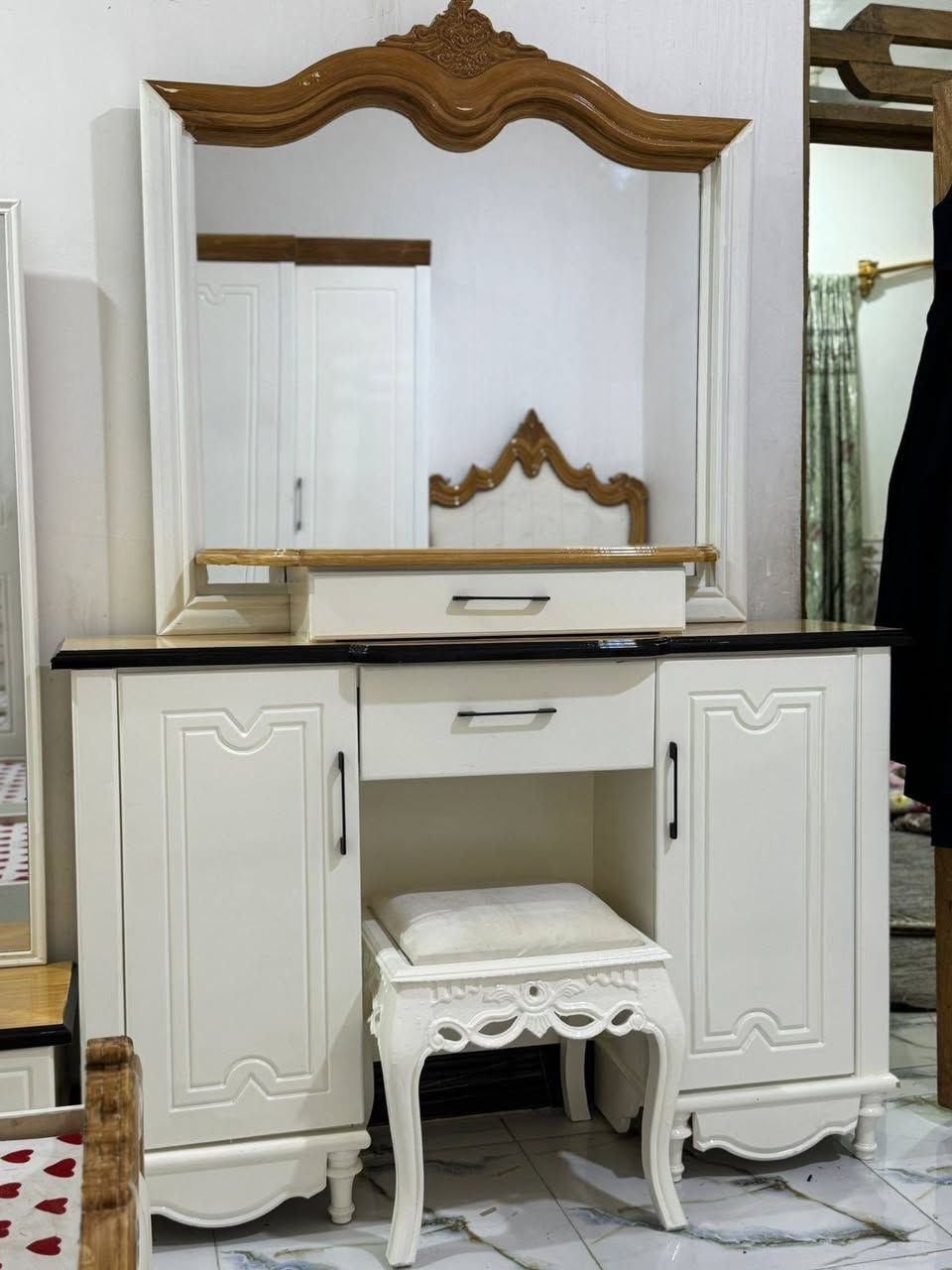 غرفه خشب صاج تفصال تركي سعرها ٢٥٠٠ جديده مامستخدمه صارخمس ايام طلعت من النجار ضيق المكان خلانه نبيعها ***********محمودالاسدي
