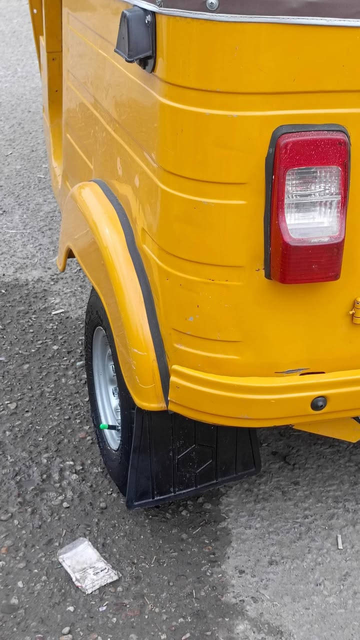 السلام عليكم تكتك للبيع مديل 19 شهر 10 رقم وسنويه مابيه لا طخه ولا صبغ عده الدوس مكان مدينة الصدر رقم ***********
