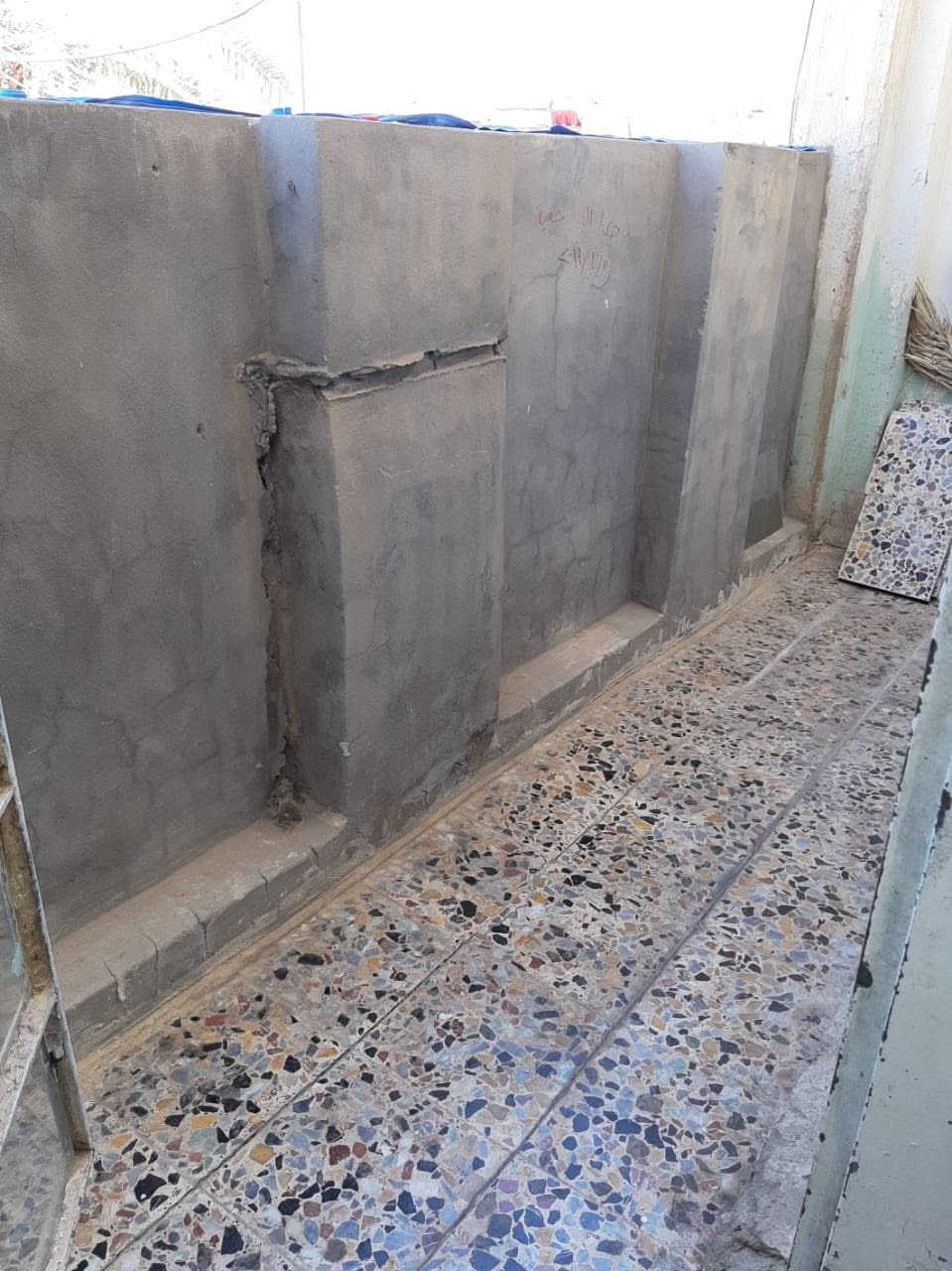 السلام عليكم 
مشتمل طابق ثاني للايجار غرفتين ومطبخ وخدمات فلكه الحدادين ايجار 350الف 
للاستفسار اتصال ***********
