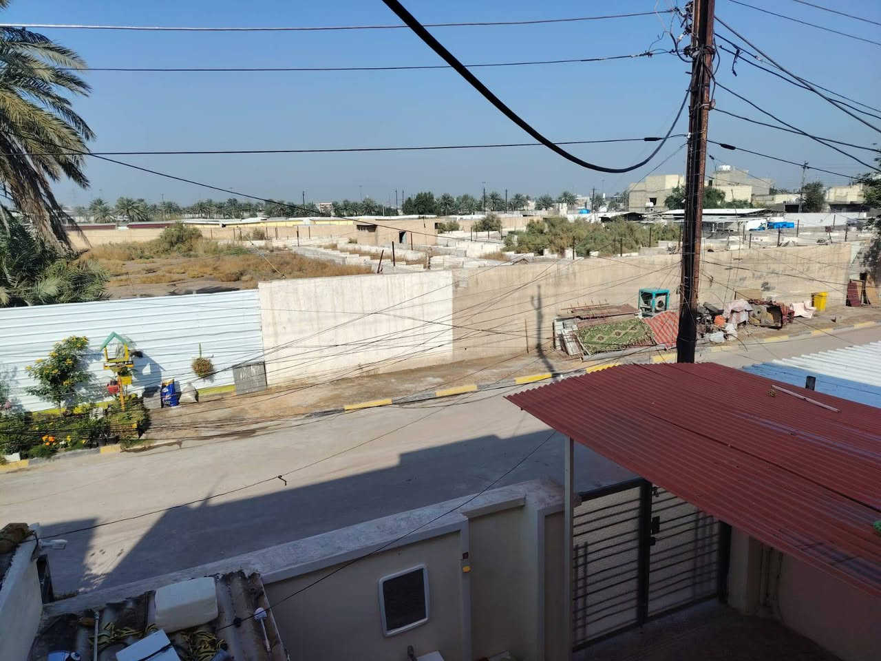 الدار للبيع مساحه ١٥٠ حي العامل محله٨٠١ يحتوي على ثلاث غرف نوم مع صالة كبيرة مع صحيات٤ علما ان الدار يقع أمام شارع المطار لايوجد دار أمامك اي استفسار الاتصال على الرقم  
***********
