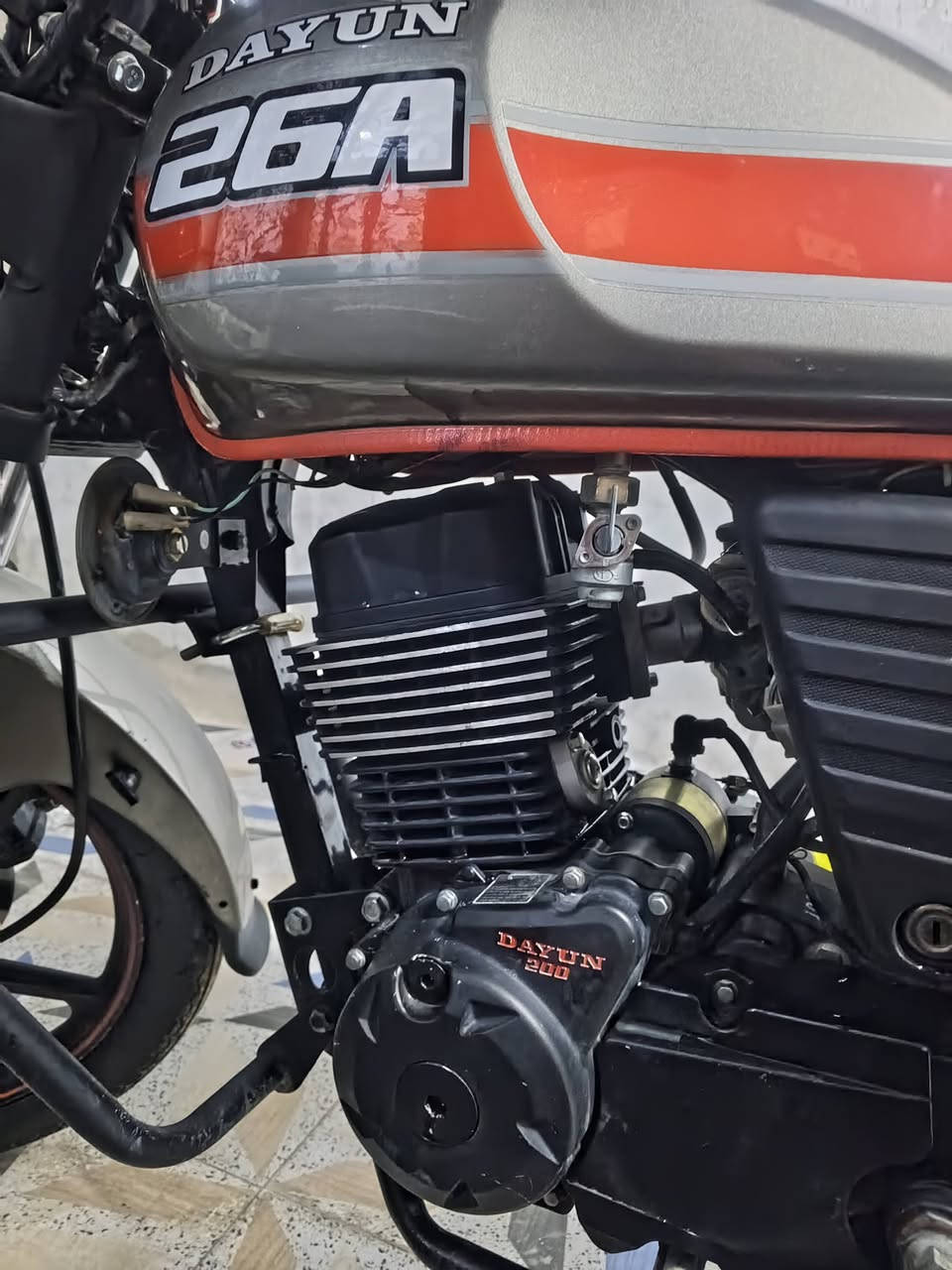 السلام عليكم دراجة دايوان نفخ 2022
 اوراق اصولي شرط الترقيم 
محرك ضخم 200cc 
لون مميز رمادي كفالة عامة 
ماشية 14الف 
سعر 1350بيهة مجال قليل
بعقوبة حي المعلمين 
ه‍ ‍***********
