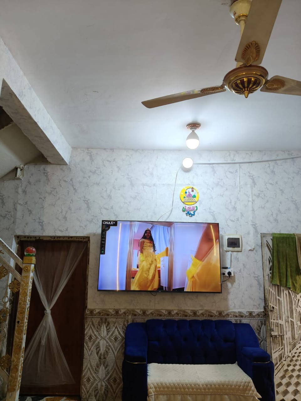 سلام عليكم بيت بحي الفداء  يم مدرسه صينية خلفي طابقين طابق الأول يتكون غرفه وديوانه وصله ومطبخ وصحيات طابق ٢غرفه وصالة سعر  75وبي مجال ستفسار   ***********
