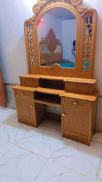 السلام عليكم عندي الغرفه نضيفه البيع  السعر خاص  ***********
