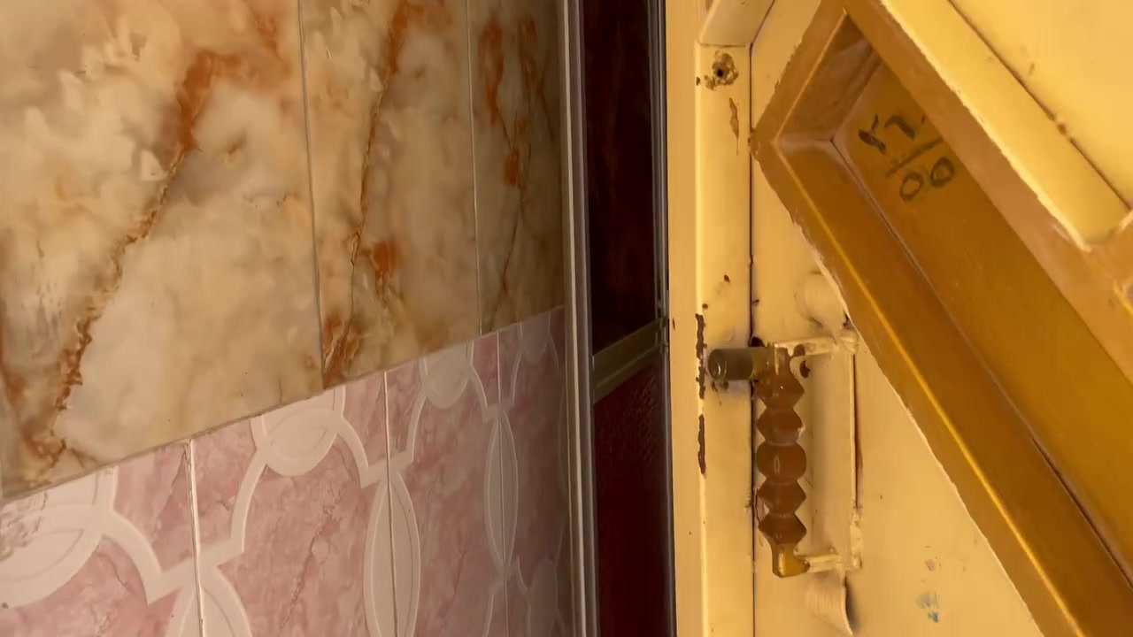 السلام عليكم بيت للبيع مساحة ٧٩متر بناء جيد يحتاج ترميم مثل ما موضح داخل الفيديو موقع البيت قريب ع شارع المعمل وشارع الجمهوريه وقريب ع مرقد مسلم ابن عقيل تقريباً ٣ دقايق مشي للتواصل خاص .


**إذا كنت صاحب هذا الإعلان وتريد حذفه لأي سبب، رجاءا أرسل رسالة إلى الدعم الفني**