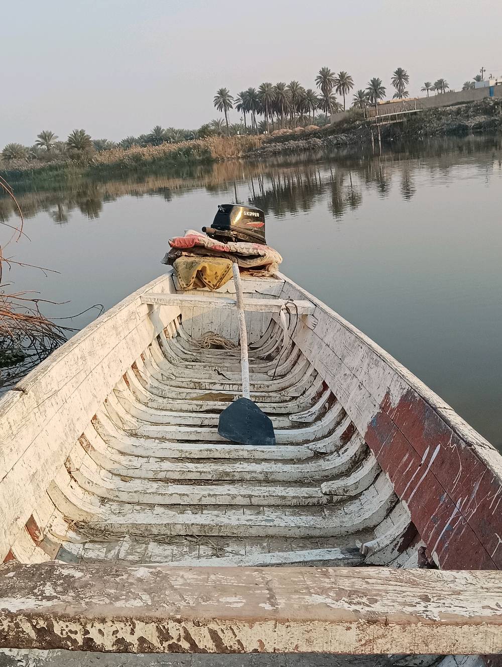 بلم للبيع بحالة جيدة، مصنوع من الخشب ومجهز بمكينة خارجية نوع Skipper. يناسب الاستخدام في الأنهار والبحيرات. تصميمه التقليدي يوفر سهولة في القيادة والتنقل في المياه الهادئة.