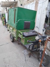 ستوته شحن معموله بوكس كامل ورفوف بالداخل يعني كشك متنقل. الستوته متروك...