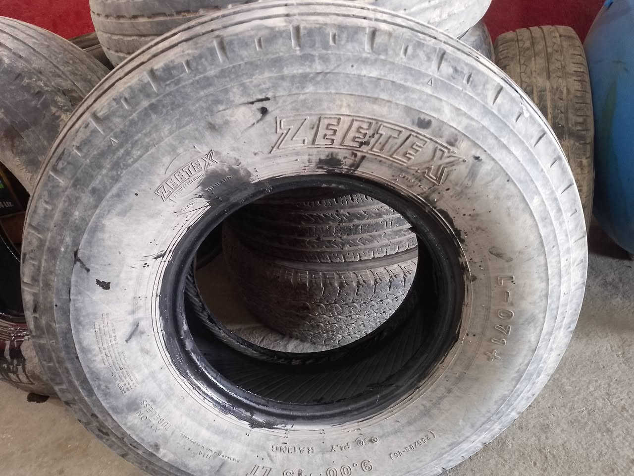 سلام عليكم تاير بالون حجم 15 على 900 بدون اي ضرب للستفسار ***********
