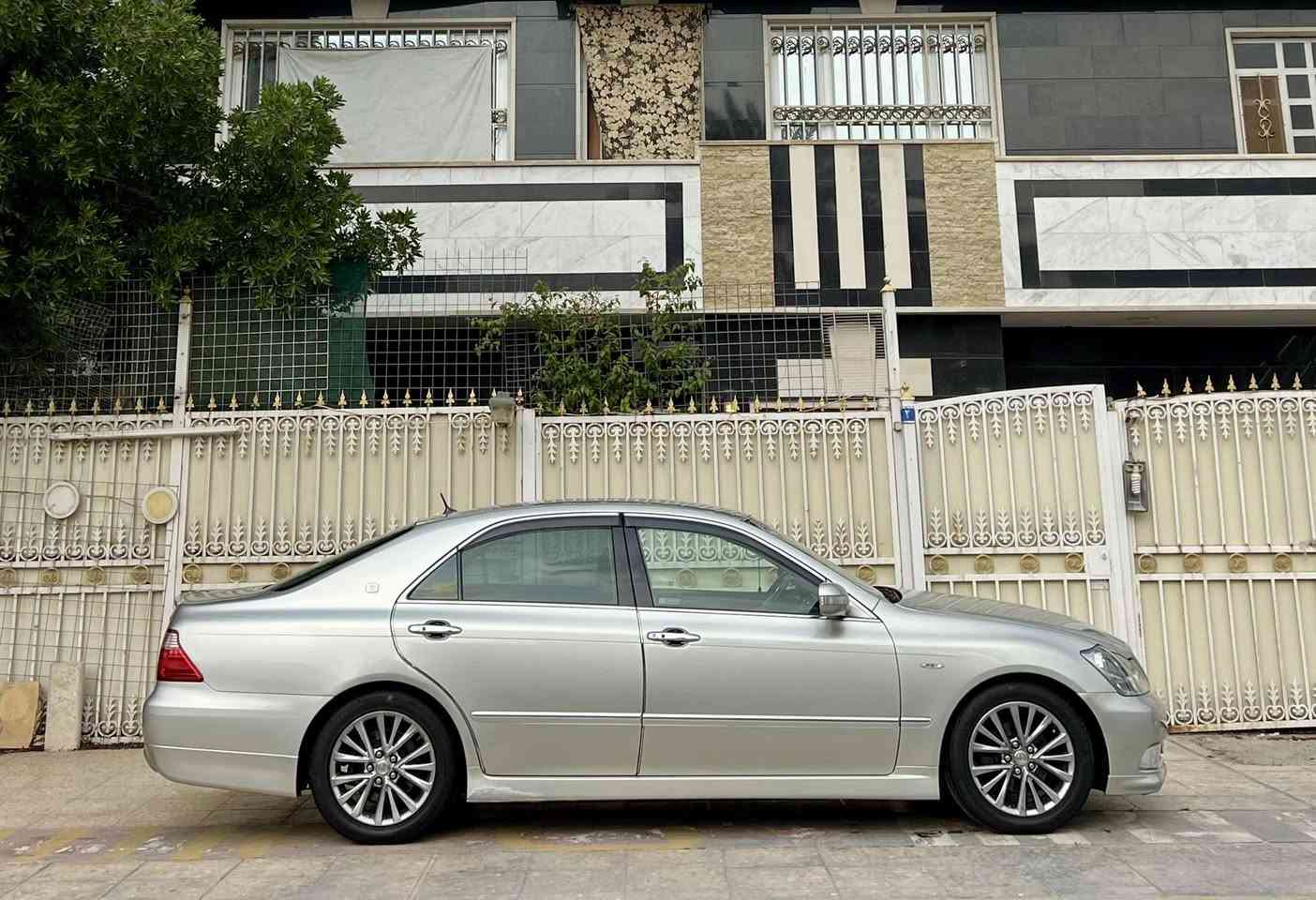 السلام عليكم للبيع او المرواس 
تويوتا كراون شاهينه 2004 كرستال اصل شاصي 82 مكينة الجبيرة المرغوبة  4 دكم بلاد 
مكفولة كص عيب شرعي اصوليات 
رقم بغداد قرار 48 حرف ز رقم الجديد سنوية جديدة هزة جديدة 
تحوير نجف عام تحويرة محمد مچي دشبول يسره يدة اشارة يسره منظومة تبريد جديدة بالكامل مشط لكزز 
كشنات 4 كهرباء خلفي وامامي وتدفئة بالكشن ستيرن كهرباء بردة كهرباء بردات بالبيبان 
غرفة جلد جينجر 6 اقراص بلوتوث 
سستم لحايا بلاد امامي وخلفي وجانبي + سبايدر صندوك 
بصمة ابواب وصندوك وتشغيل 
مري اشارة وشفط وترحيب 
حساس امامي خلفي بلاد 
كاميرة خلفية بلاد 
كير اوتو وعادي وسبورت 
تراكشن مانع انزلاق 
تحكم ستيرن + كروس سرعة 
سيارة جاهزة وكاملة وحلوة 
تخم تاير جديد هوه والويل باتري جديد عدة صندوك كاملة هيه والسبير 
مكان السيارة بغداد 
السعر 148 
***********
