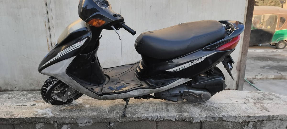 سلام عليكم دراجة بريز 140 نضيفة المكينة خير من اللة هندر واحد تشتغل مكاني بلديات عارضها 550وبيها مجال بسيط ***********
