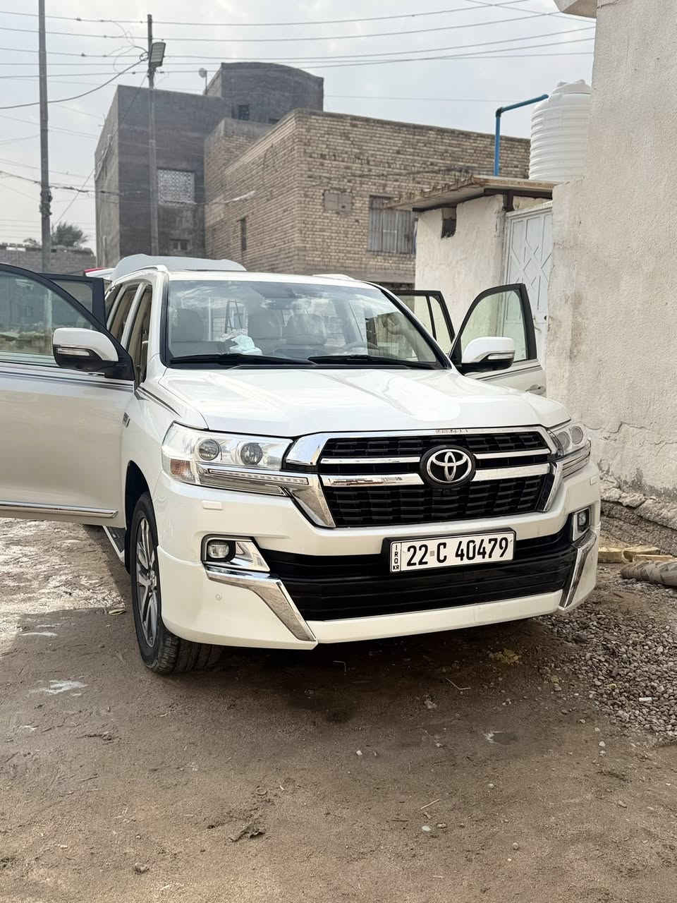 تويوتا لاندكروز ساز 2017السياره مكفوله من الضربه بيها رش كلير اثر طخة بالداير الخلفي ومرشوش الباب وشويه من جاملغ توحيد لون وبيها شبر بخشم البنيد. السونار مرفق 
8سلندر 
كشن كهرباء عدد2
حساسات
تشغيل ع بعد 
كامرات 4
فتحة سقف 
السياره ماشيه 200 الف 
مكينه وكير كفاله 
السعر 450 وبيها مجال للشراي 
سنويه وهزه جديده 
***********

