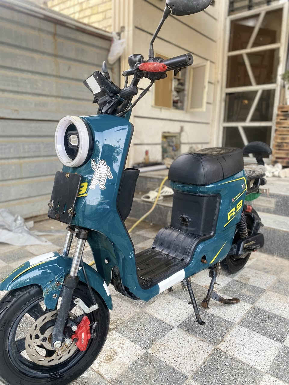 اشاره يمنة يسرة +  زنجيل جديد  و دواسات

لد عالي ناصي متحرك

4 سرعات +نظام ل R 

ملف 2000 + 5 جيو حجم كبير 60 فولت

بالشحنة، الوحدة أكثر من 30 كم

77بالعداد

شاشة بيها يطلع حته العطل
 

بریکات دهن عنبار، بالمكان بيهة تشغيل جيو عن بعد

جهاز انذار بيهة

لمكان ابوغريب ب350 وبيها مجال للطيبين

 واتساب***********
