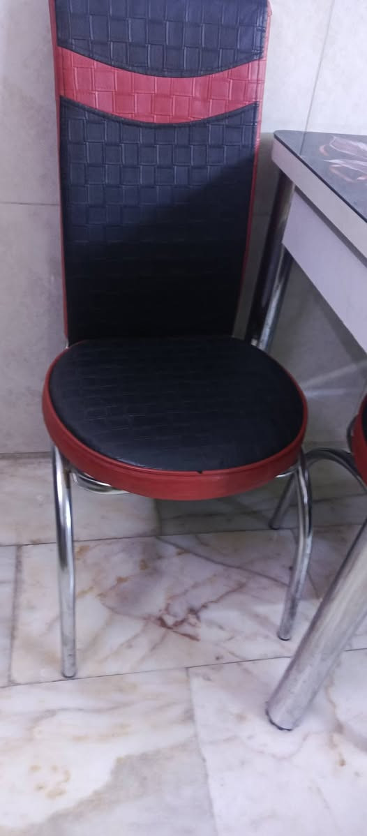 للبيع ميز طعام نضيف يتكبر ويتصغر مع 4 كراسي اسود الون للاستفسار خاص او واتساب ***********
