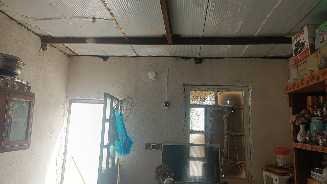 السلام عليكم بيت حواسم لبيع بي وصل تطويب مساحه 240 متر بي 3غرف وصاله9امتار ومطبخ دوانيه عوزهه ضلع وتكمل حي الحسين مقابيل مطعم الحوراء السعر 19وبي مجال بيت نضيف السقف سندويج رقم الهاتف ***********
