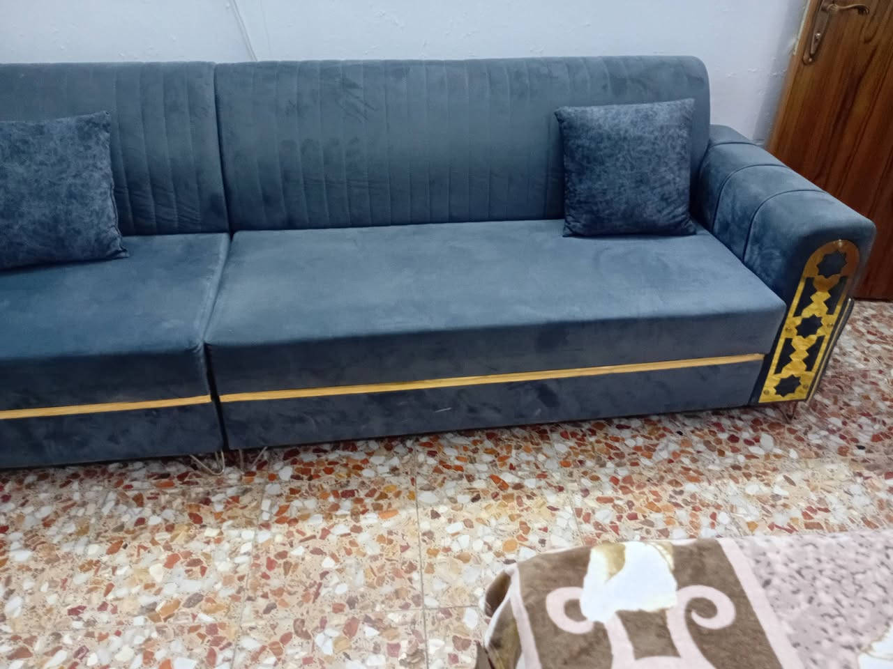 نصف تخم ٦ مقاعد مع كرسي  دوار وميز***********
